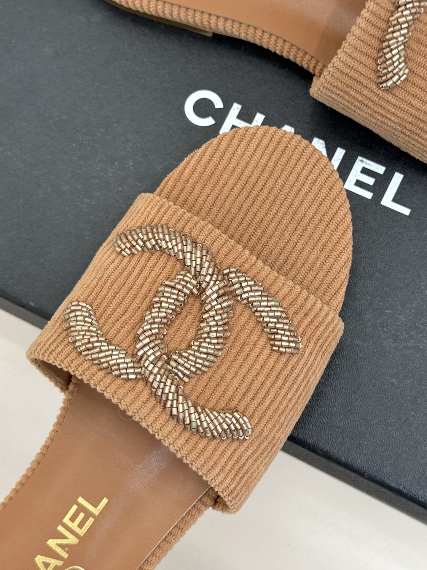 CHANE*｜小香26P新品大双C灯芯绒平底拖鞋以复古灯芯绒重塑经典双C符号。温润灯芯绒肌理细腻软糯自带