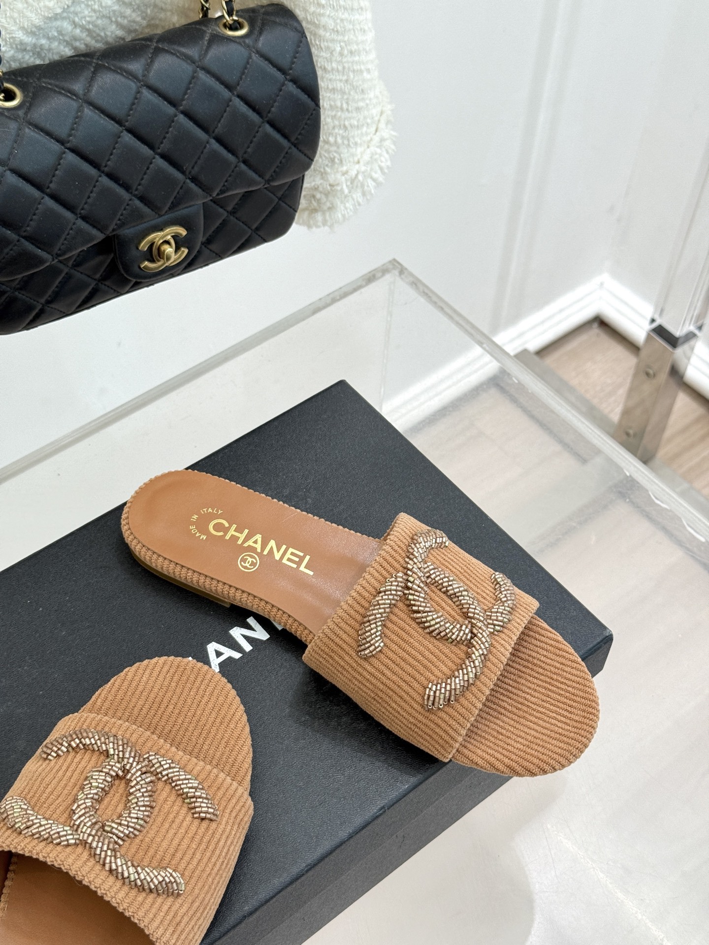 CHANE*｜小香26P新品大双C灯芯绒平底拖鞋以复古灯芯绒重塑经典双C符号。温润灯芯绒肌理细腻软糯自带