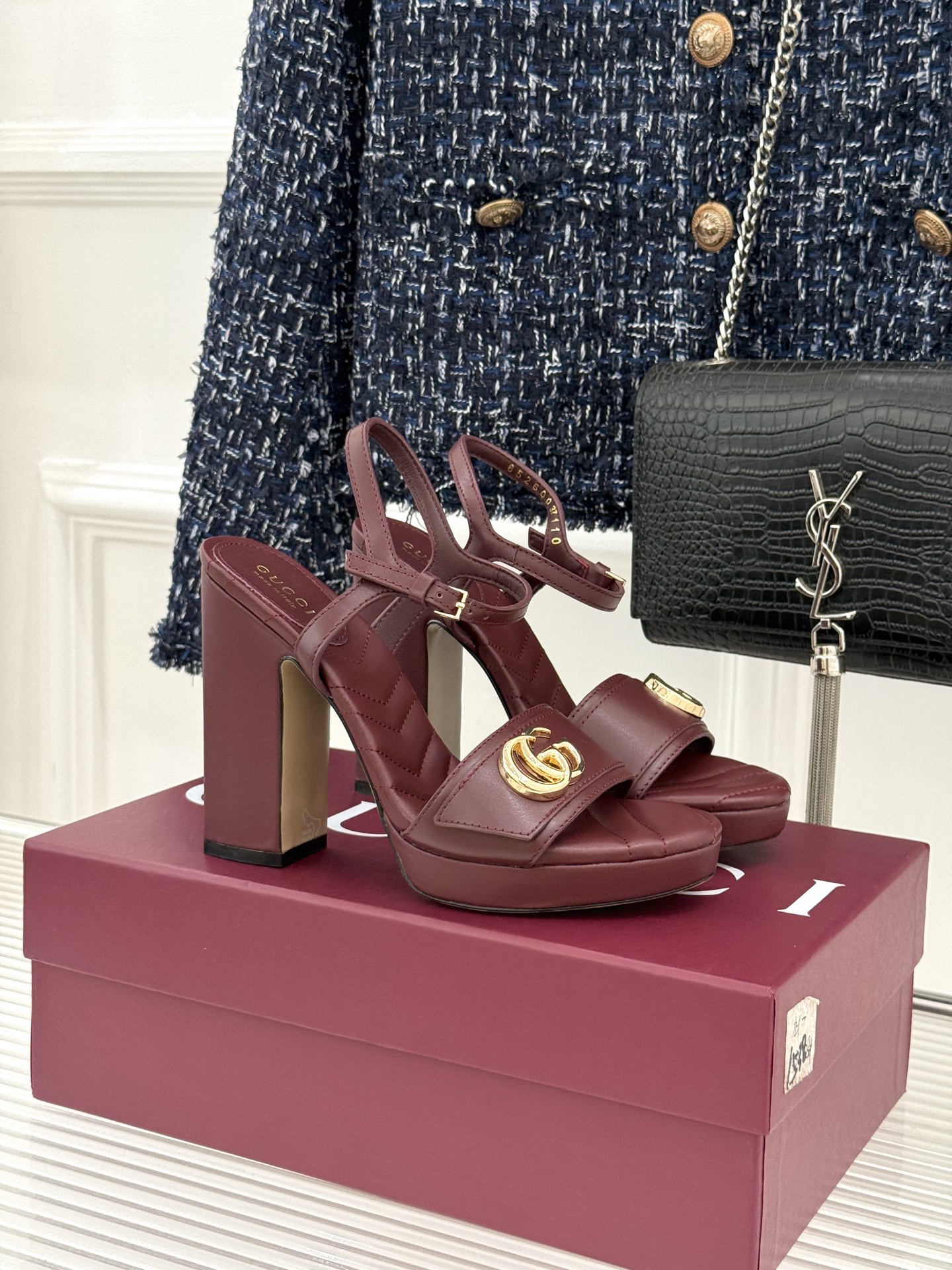 NO:783748,Gucci/Gucci 26WF new metal double G platform strap high-heeled sandals. G family reshapes summer high heels with retro luxury, perfectly blending brand classics with modern aura. The neat strap simply outlines the instep and the smooth leather texture is exquisite, showing high-end purity. The strap is eye-catchingly embellished with the light gold metal Double G logo, and the bright luster flows between light and shadow, becoming the finishing touch. The thick waterproof platform is paired with thick and high heels.  It heightens the body shape and modifies the leg lines to make the legs more slender and straight. Whether it is a gorgeous dress for a party or a smart trousers for urban commuting, it interprets G family's retro magnificence and strong elegance. The fabric is made of original customized leather. The lining and toes are all sheepskin. The heel height is 12cm. Italian imported genuine leather outsole size 35-39 (customized on 40/41/42) 4. High-heeled sandals, gucci, gucci, gucci, sandals, high  heels,skirts,sheepskin,Leather soles19860909Gucci/古驰 26WF新品金属双G 一字带防水台高跟凉鞋 G家以复古奢潮重塑夏日高跟 将品牌经典与摩登气场完美融合. 利落一字带简约勾勒脚背 光面皮革质感细腻 尽显高级纯粹. 一字带醒目点缀浅金色金属双G标识 在光影间流转璀璨光泽 成为点睛之笔. 厚实防水台搭配粗高鞋跟 拔高身形 修饰腿部线条更显修长挺拔 . 无论是派对晚宴的华丽裙装 还是都市通勤的干练裤装 演绎G家式复古华丽与强势优雅. 面料采用原版定制皮料 内里踮脚均为羊皮 跟高12cm 意大利进口真皮大底 size35-39（40/41/42定制） 4,高跟鞋凉鞋,gucci,gucci,gucci,sandals,high heels,skirts,sheepskin,Leather soles,Women's Shoes