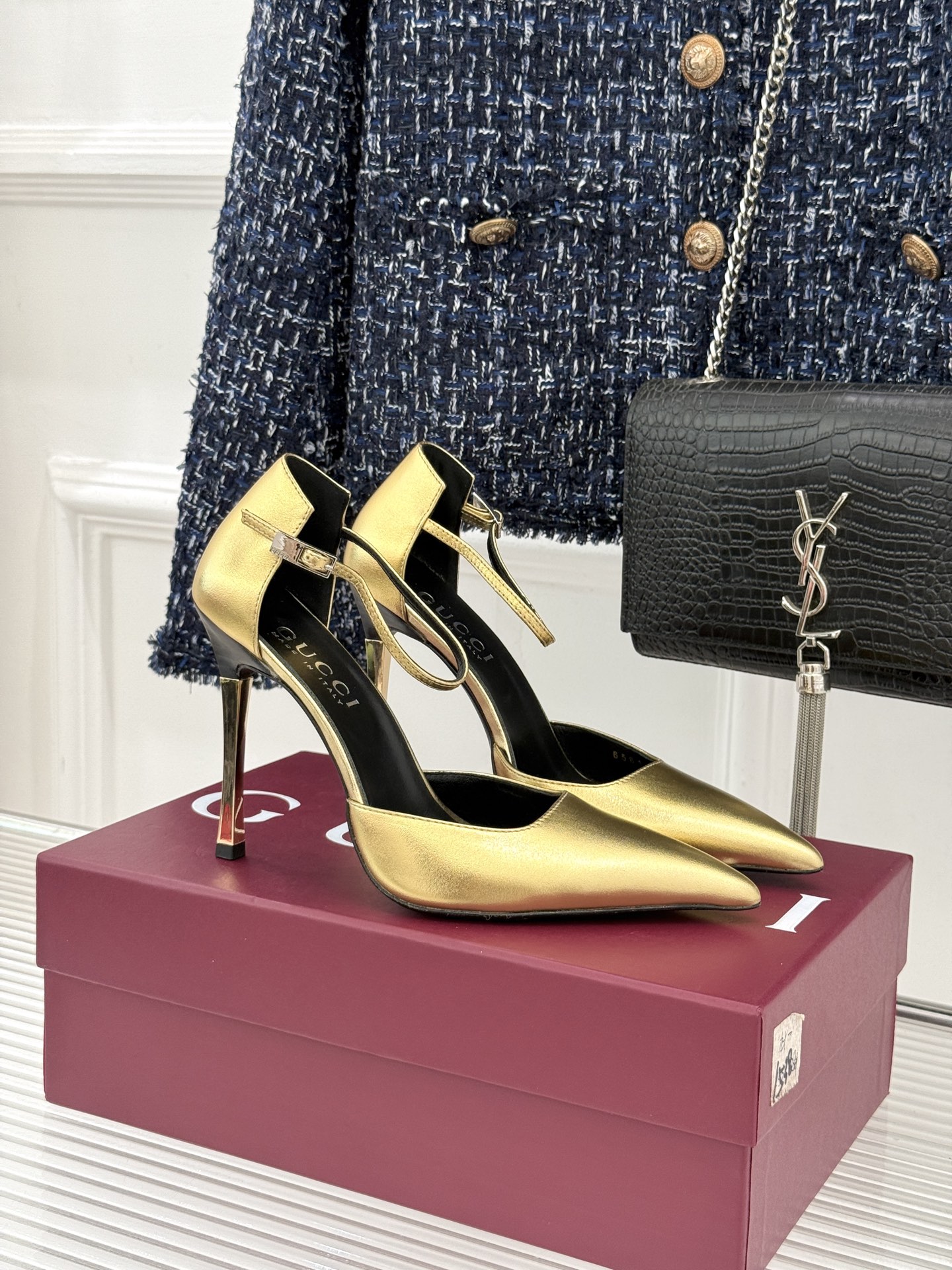 NO:783685,Gucci/Gucci 26WF new minimalist pointed toe metal heel hollow high-heeled sandals use minimalism to reshape the sense of Italian luxury. The neat pointed toe accurately elongates the leg line. The core highlight is the mirrored silver/golden metal stiletto. The neat lines are as delicate as sculptures, reflecting a cold luster when walking. Attributing the brand aesthetics to lines and texture, every cut fits the foot shape, from workplace suits to evening dresses, interpreting the confidence and determination of modern women.  It is a cool-textured item that will never go wrong in the wardrobe. The fabric is made of original customized leather. The lining is made of sheepskin. The genuine leather outsole imported from Italy size 35-39 (customized on 40/41/42) No. 83620260415 Gucci/Gucci 26WF new minimalist pointed toe metal heel hollow high-heeled sandals use minimalism to reshape the sense of Italian luxury. The neat pointed toe accurately elongates the leg line.  The core highlight is the mirrored silver/gold metal stiletto heel. The neat lines are as delicate as sculptures, reflecting the cold luster when walking. Attributing the brand aesthetics to lines and textures, every cut fits the foot shape. From workplace suits to evening dresses, it interprets the confidence and determination of modern women. It is a cool-textured item that can never go wrong in the wardrobe. The fabric is made of original custom leather, and the lining of the tiptoe is all sheepskin. The heel height is 5.5cm/8.5cm/11ccm.  Italian imported genuine leather outsole size 35-39 (40/41/42 customized) No. 4, high heels sandals, gucci, gucci, sandals, high heels, skirts, business suit, sheepskin, Leather soles19860909Gucci/古驰26WF新品极简尖头 金属跟中空高跟凉鞋 以极简主义重塑意式高级感 . 利落尖头精准拉长腿部线条 核心亮点是镜面银/金色金属细跟 利落线条如雕塑般精致 在步履间折射冷冽光泽 . 将品牌美学归于线条与质感 每一处剪裁都贴合足型 从职场西装到晚宴礼裙 诠释现代女性的自信与笃定 是衣橱里永不出错的高冷质感单品 . 面料采用原版定制皮料 内里踮脚均为羊皮 意大利进口真皮大底 size35-39（40/41/42定制） 编号83620260415 Gucci/古驰26WF新品极简尖头 金属跟中空高跟凉鞋 以极简主义重塑意式高级感 . 利落尖头精准拉长腿部线条 核心亮点是镜面银/金色金属细跟 利落线条如雕塑般精致 在步履间折射冷冽光泽 . 将品牌美学归于线条与质感 每一处剪裁都贴合足型 从职场西装到晚宴礼裙 诠释现代女性的自信与笃定 是衣橱里永不出错的高冷质感单品 . 面料采用原版定制皮料 内里踮脚均为羊皮 跟高5.5cm/8.5cm/11ccm 意大利进口真皮大底 size35-39（40/41/42定制） 编号4,高跟鞋凉鞋,gucci,gucci,sandals,high heels,skirts,business suit,sheepskin,Leather soles,Women's Shoes