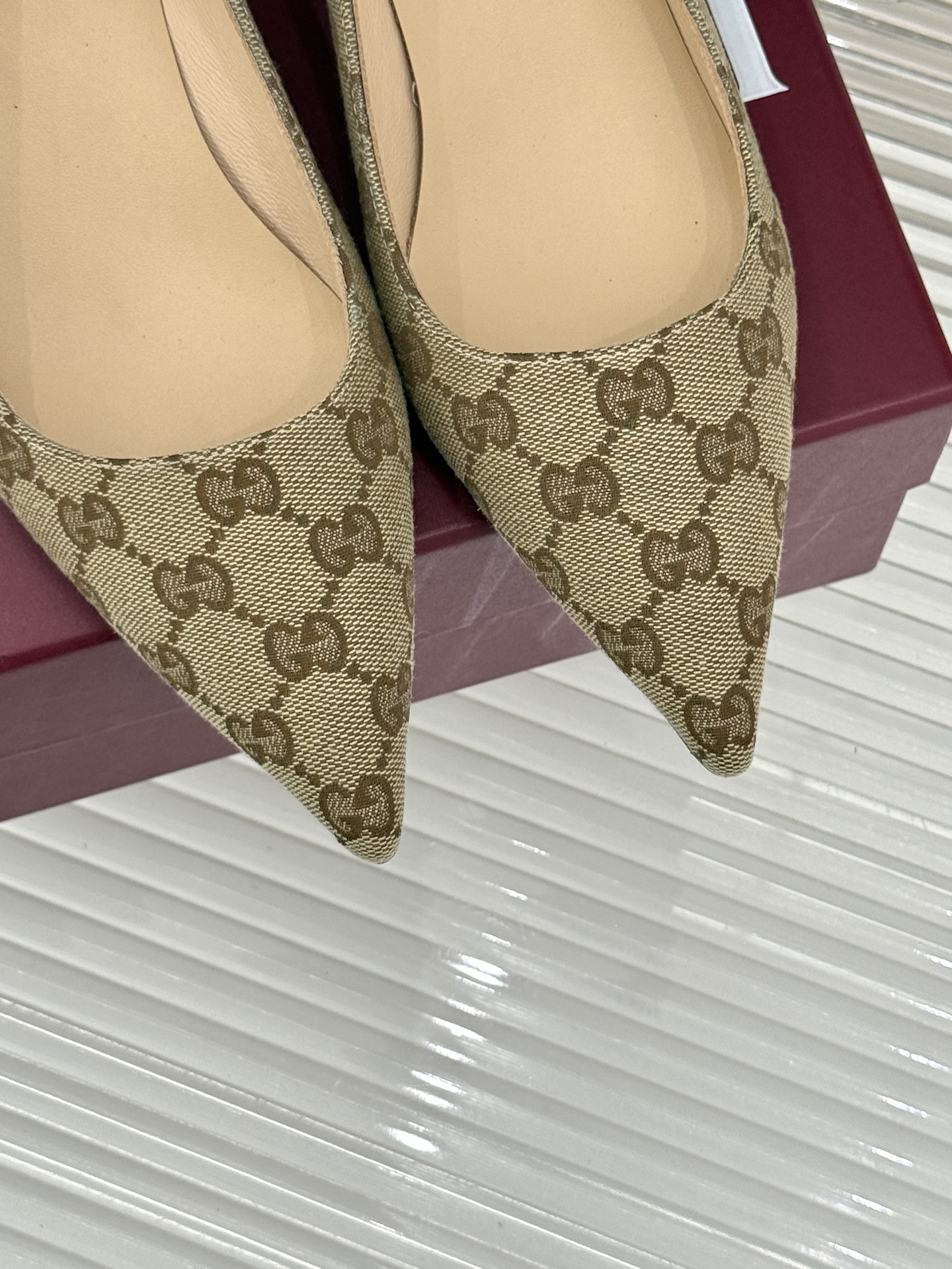 Gucci/古驰 26WF新品极简老花尖头高跟鞋Gucci 2026春夏极简新作以克制美学焕新经典GG老