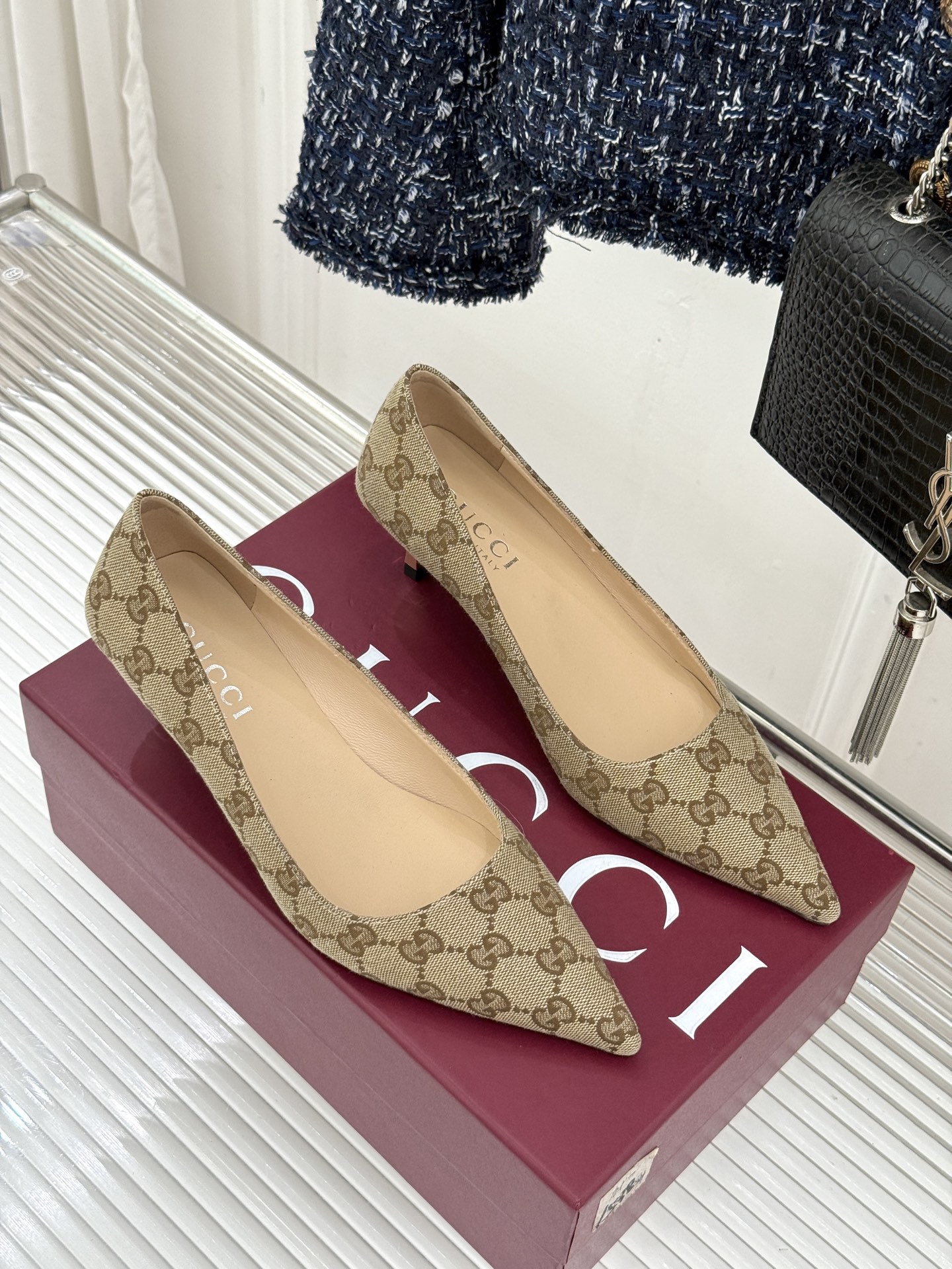 Gucci/古驰 26WF新品极简老花尖头高跟鞋Gucci 2026春夏极简新作以克制美学焕新经典GG老