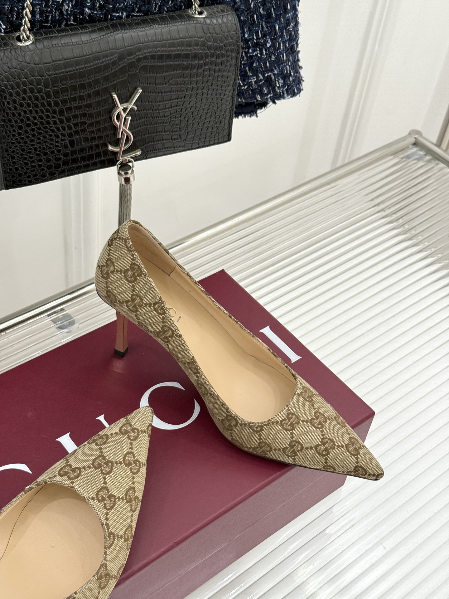 Gucci/古驰 26WF新品极简老花尖头高跟鞋Gucci 2026春夏极简新作以克制美学焕新经典GG老