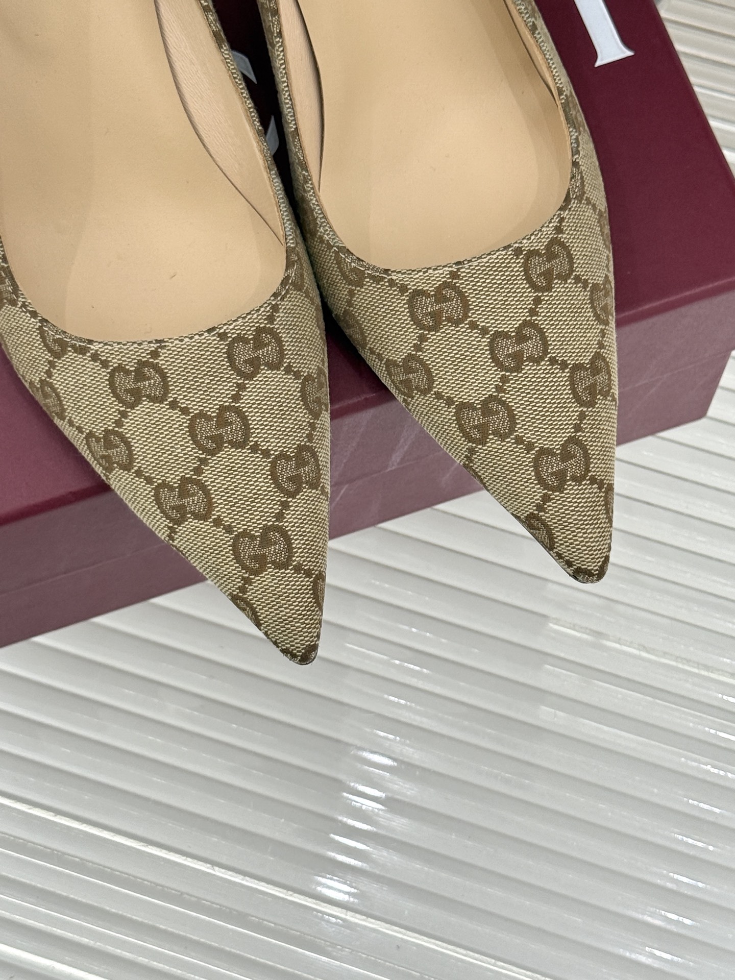 Gucci/古驰 26WF新品极简老花尖头高跟鞋Gucci 2026春夏极简新作以克制美学焕新经典GG老