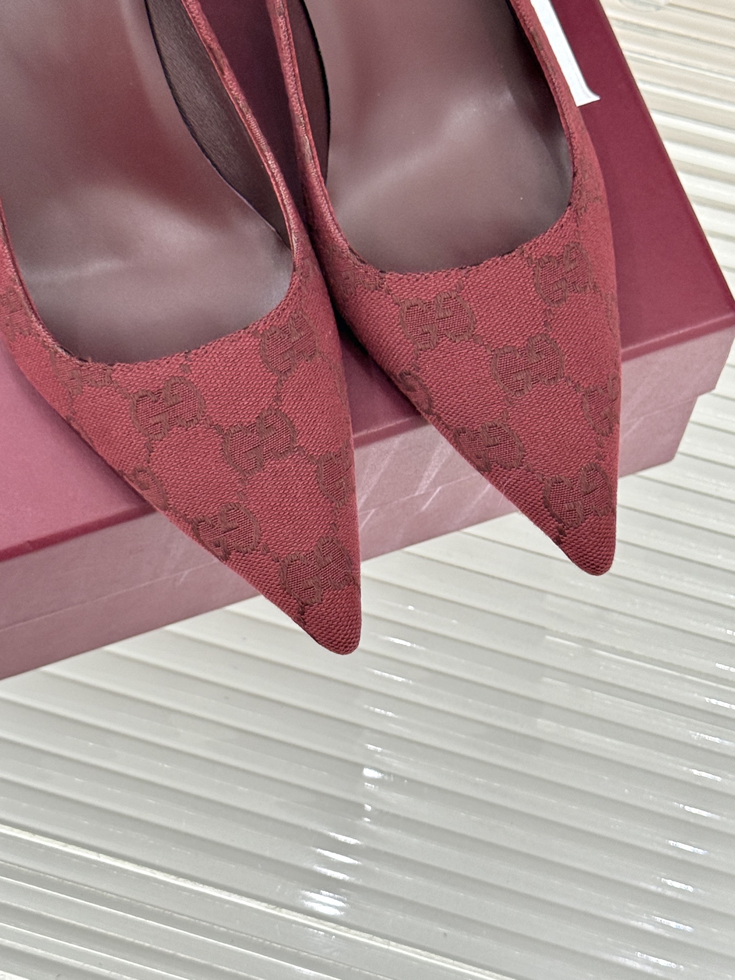 Gucci/古驰 26WF新品极简老花尖头高跟鞋Gucci 2026春夏极简新作以克制美学焕新经典GG老