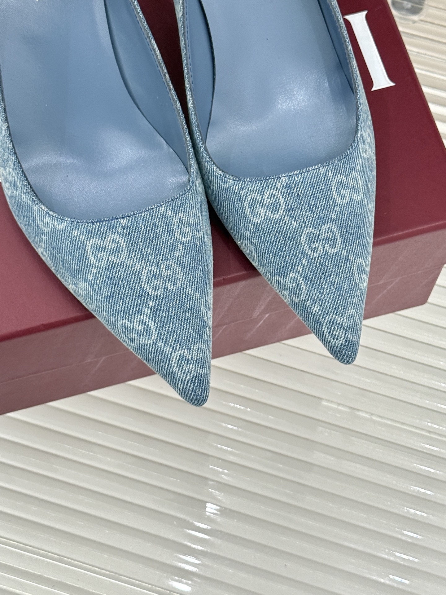 Gucci/古驰 26WF新品极简老花尖头高跟鞋Gucci 2026春夏极简新作以克制美学焕新经典GG老