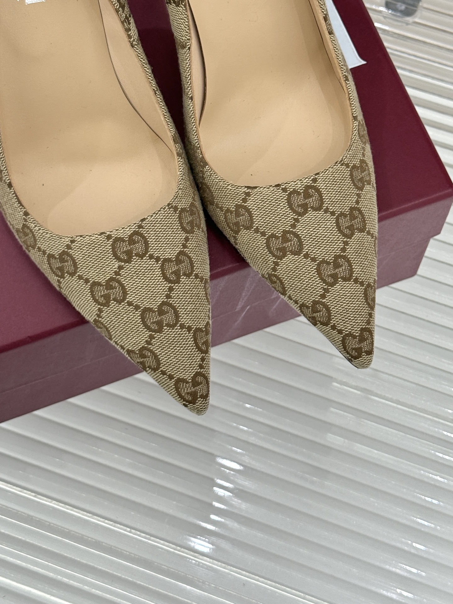 Gucci/古驰 26WF新品极简老花尖头高跟鞋Gucci 2026春夏极简新作以克制美学焕新经典GG老