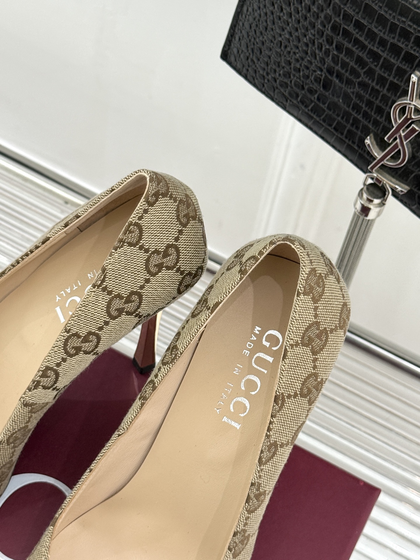 Gucci/古驰 26WF新品极简老花尖头高跟鞋Gucci 2026春夏极简新作以克制美学焕新经典GG老