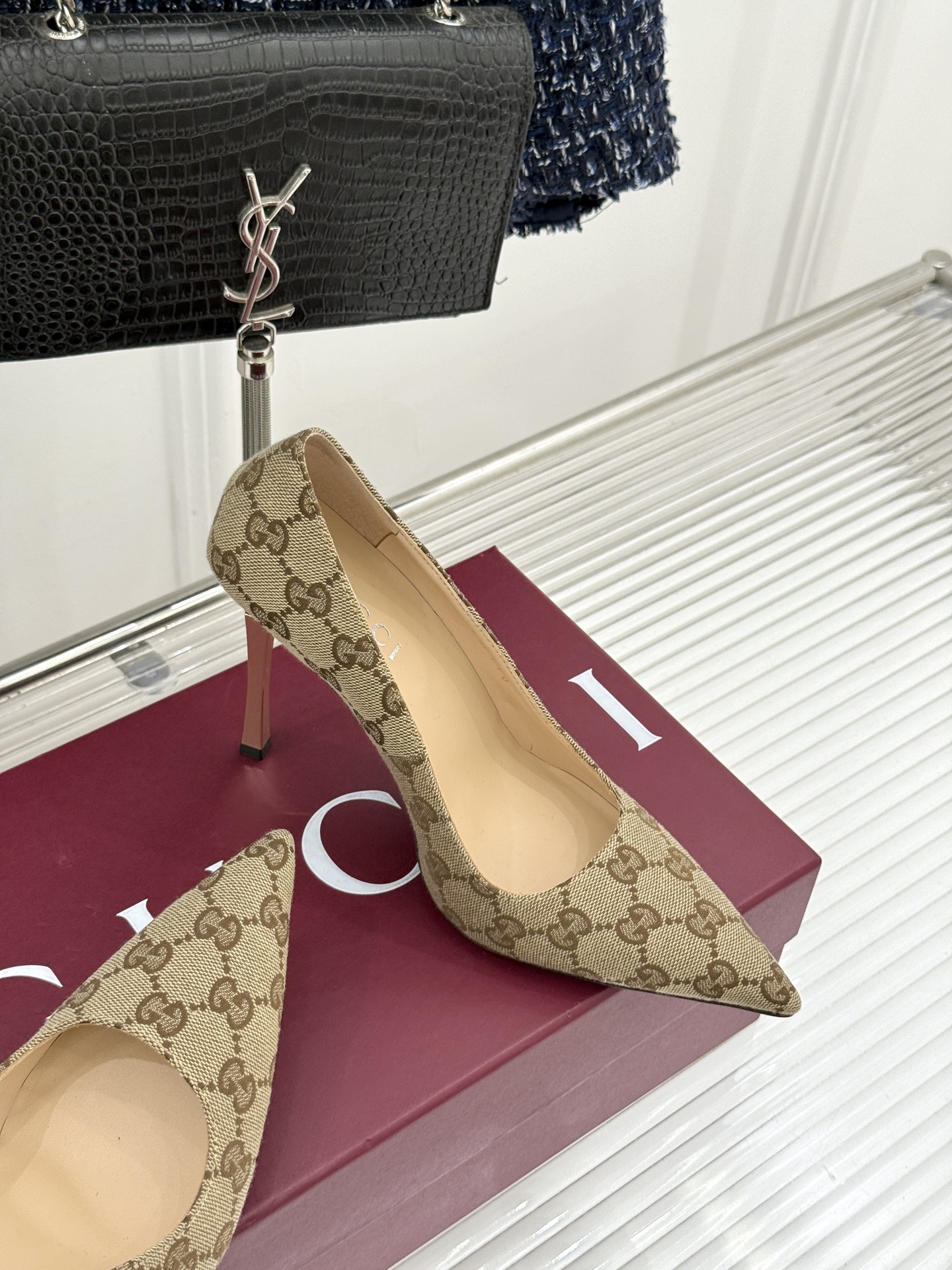 Gucci/古驰 26WF新品极简老花尖头高跟鞋Gucci 2026春夏极简新作以克制美学焕新经典GG老