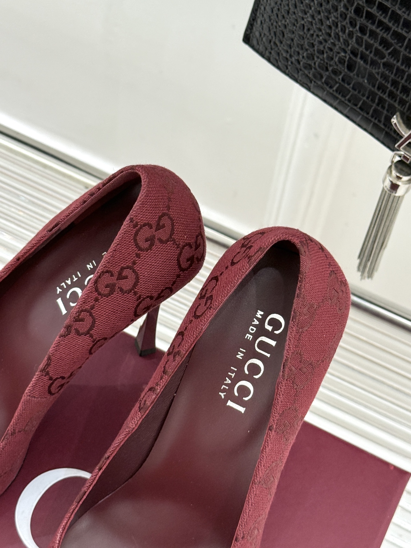 Gucci/古驰 26WF新品极简老花尖头高跟鞋Gucci 2026春夏极简新作以克制美学焕新经典GG老