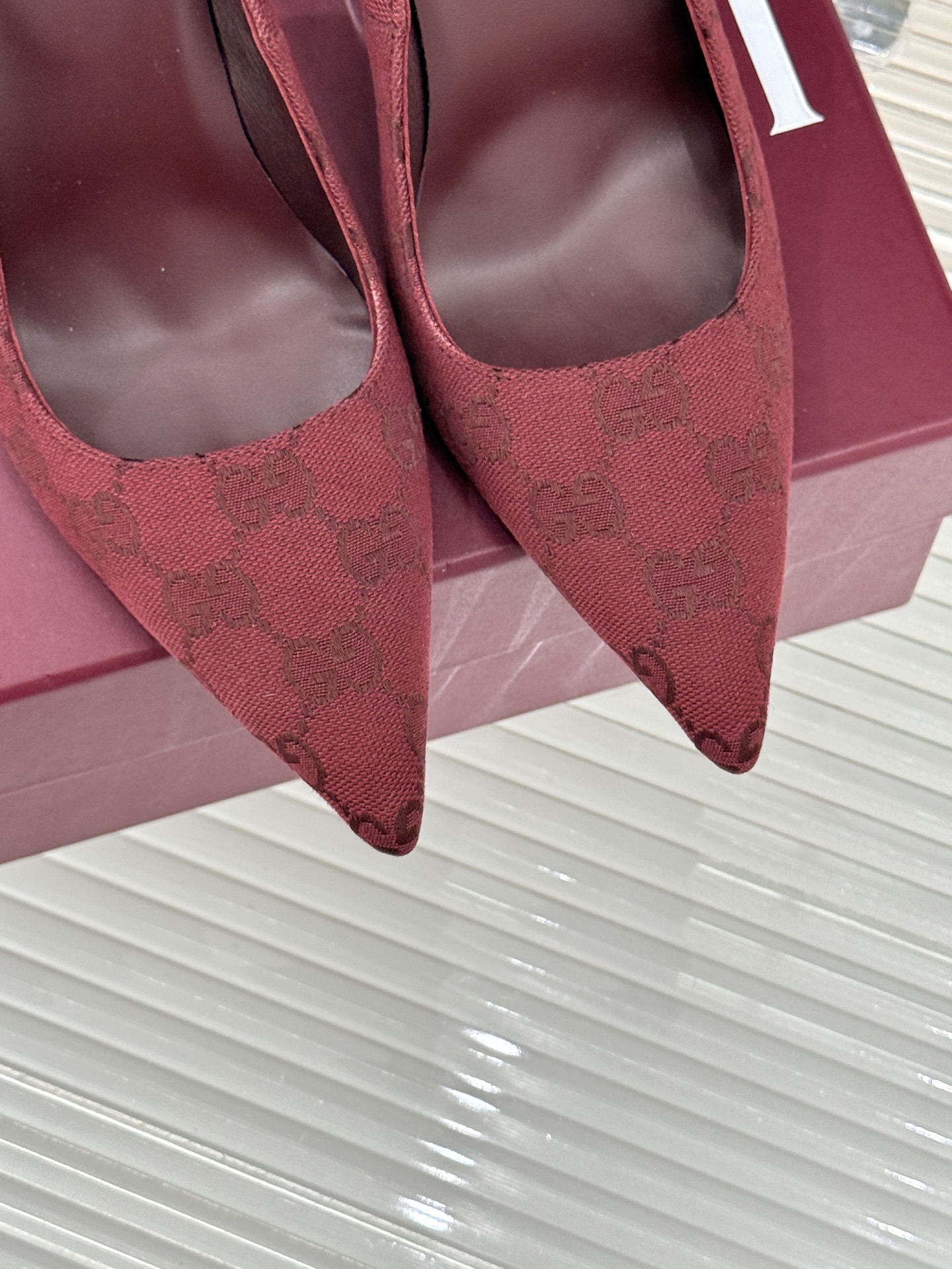 Gucci/古驰 26WF新品极简老花尖头高跟鞋Gucci 2026春夏极简新作以克制美学焕新经典GG老