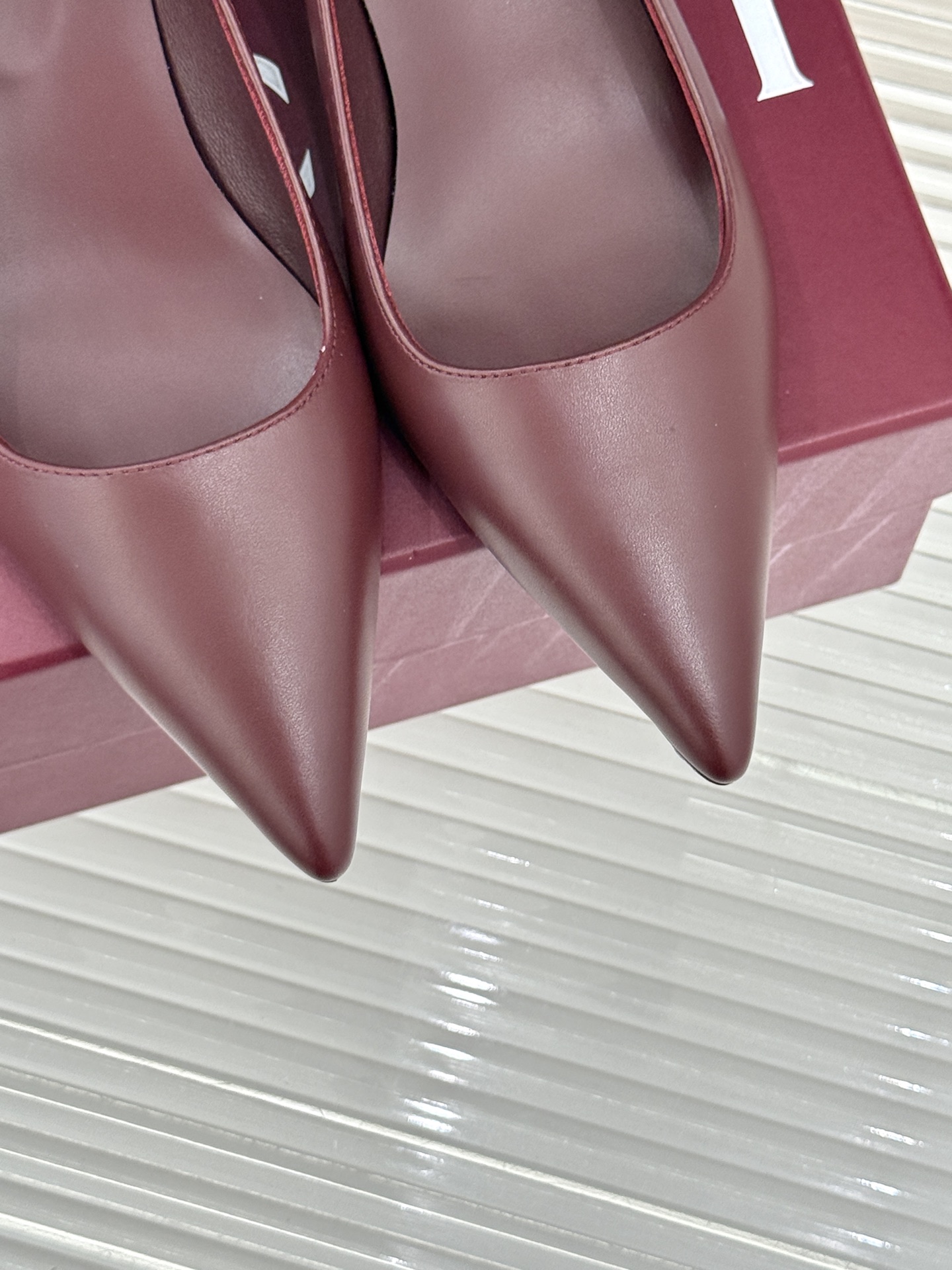 Gucci/古驰 26WF新品极简老花尖头高跟鞋Gucci 2026春夏极简新作以克制美学焕新经典GG老