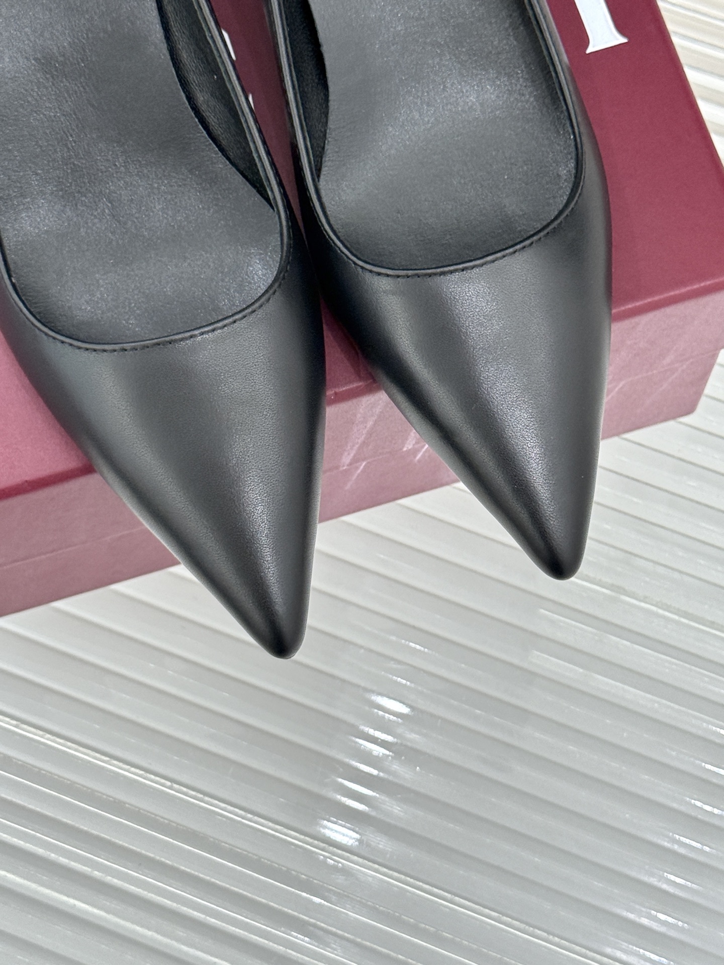 Gucci/古驰 26WF新品极简老花尖头高跟鞋Gucci 2026春夏极简新作以克制美学焕新经典GG老