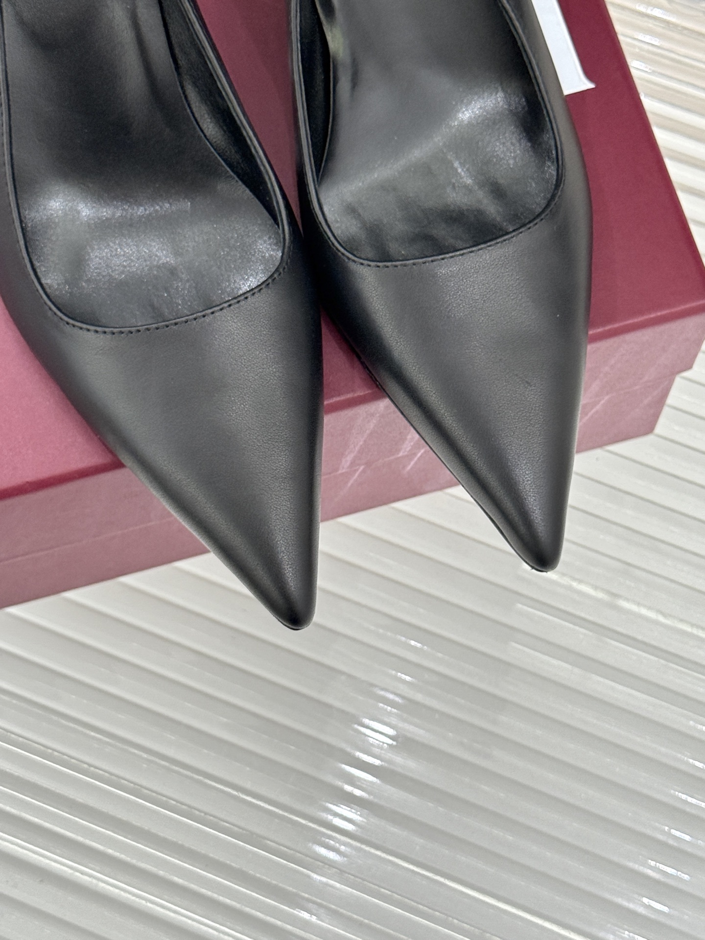 Gucci/古驰 26WF新品极简老花尖头高跟鞋Gucci 2026春夏极简新作以克制美学焕新经典GG老