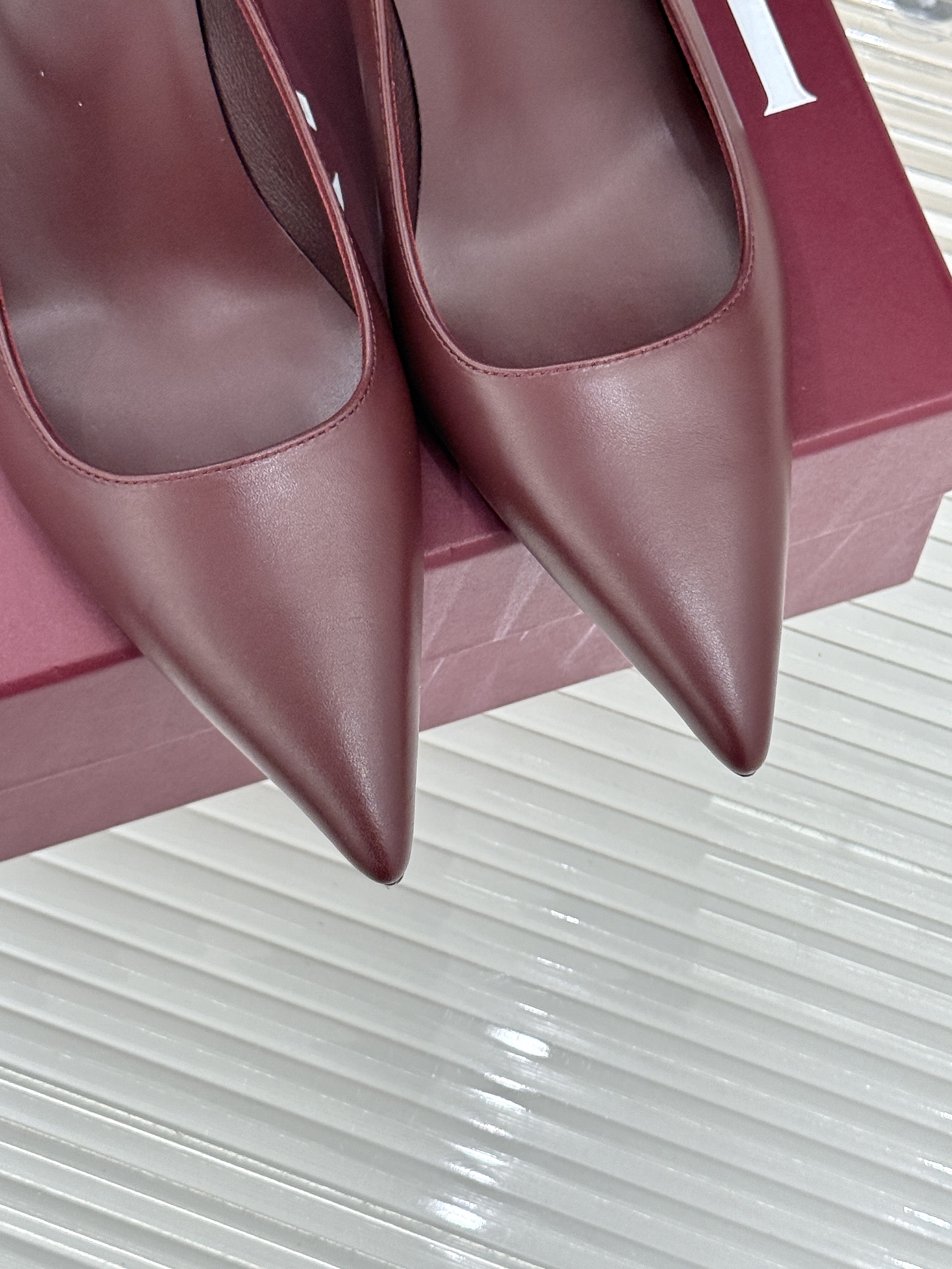 Gucci/古驰 26WF新品极简老花尖头高跟鞋Gucci 2026春夏极简新作以克制美学焕新经典GG老