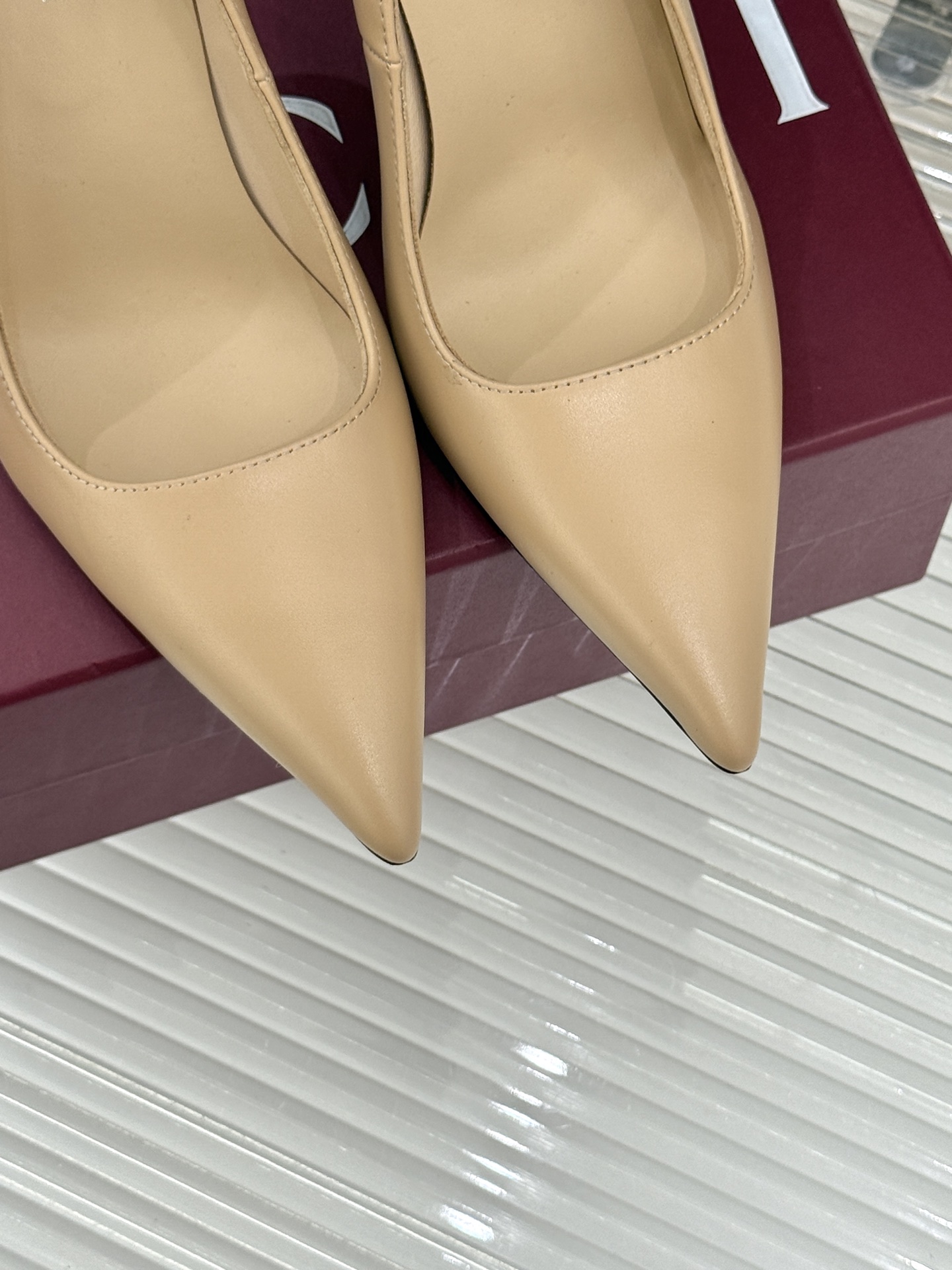 Gucci/古驰 26WF新品极简老花尖头高跟鞋Gucci 2026春夏极简新作以克制美学焕新经典GG老