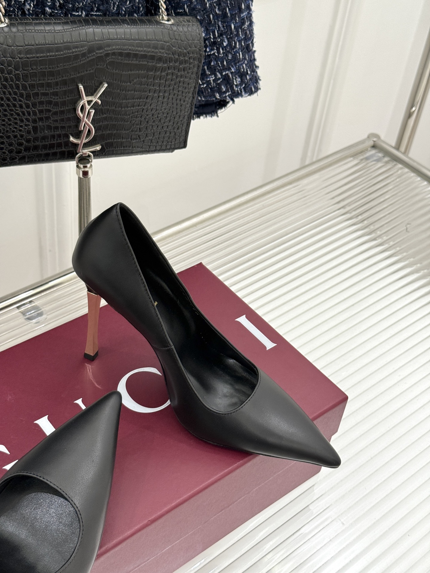 Gucci/古驰 26WF新品极简老花尖头高跟鞋Gucci 2026春夏极简新作以克制美学焕新经典GG老