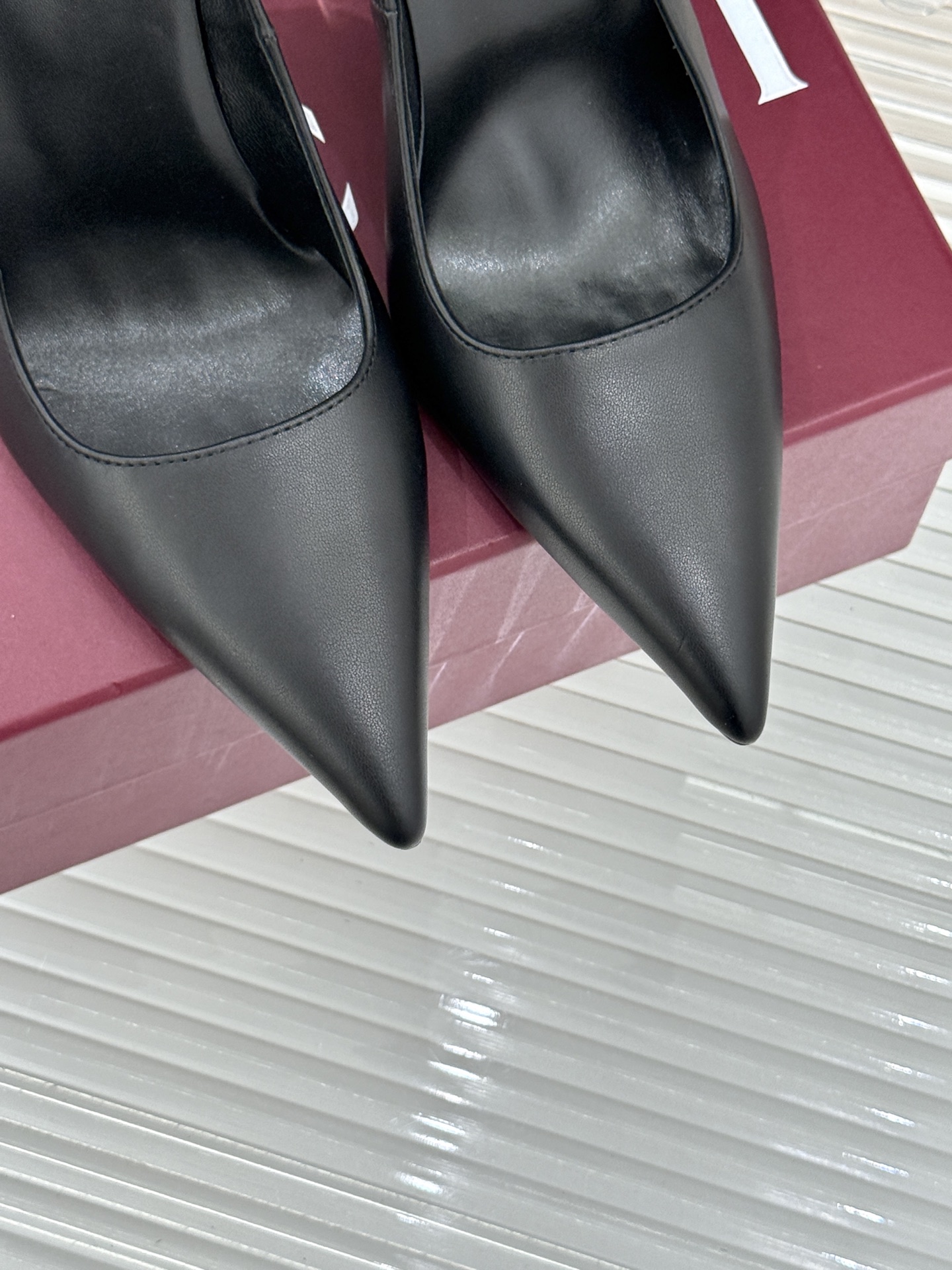 Gucci/古驰 26WF新品极简老花尖头高跟鞋Gucci 2026春夏极简新作以克制美学焕新经典GG老