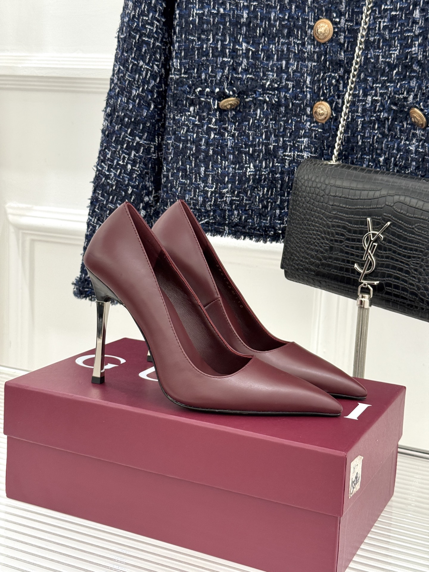 NO:783722,Gucci/Gucci 26WF new minimalist presbyopia pointed toe high-heeled shoes Gucci 2026 spring and summer minimalist new work renews the classic GG presbyopia with restrained aesthetics. The neat pointed toe modifies the foot shape and outlines the slender foot line. The iconic presbyopia is presented in a dark pattern jacquard in a low-key manner, eliminating the complexity and accumulation. The texture is high-end and unobtrusive. No superfluous decoration. Only minimalist lines carry the brand genes. The stiletto heels upright posture, showing a confident aura when walking.  Italian handcrafted craftsmanship, comfort and luxury coexist. Suitable for commuting, dinner and other scenes. Simplicity contains luxurious style, interpreting G family style low-key modernity and timeless classics. The fabric is made of original customized leather. The lining is sheepskin. Italian imported leather outsole size 35-39 (40/41/42 customized) No. 4, high-heeled shoes, gucci, gucci, gucci, high heels, sheepskin, Leather soles19860909Gucci/古驰 26WF新品极简老花 尖头高跟鞋 Gucci 2026春夏极简新作 以克制美学焕新经典GG老花. 利落尖头修饰脚型 勾勒修长足线 标志性老花以暗纹提花低调呈现 褪去繁复堆砌 质感高级不张扬 . 无多余装饰 仅以极简线条承载品牌基因 细跟挺拔身姿,步履间流露自信气场. 意大利手工匠心 舒适与奢华并存 . 适配通勤、晚宴等多场景 简约中蕴藏奢雅格调 演绎G家式低调摩登与隽永经典 . 面料采用原版定制皮料 内里踮脚均为羊皮 意大利进口真皮大底 size35-39（40/41/42定制） 编号4,高跟鞋单鞋,gucci,gucci,gucci,high heels,sheepskin,Leather soles,Women's Shoes