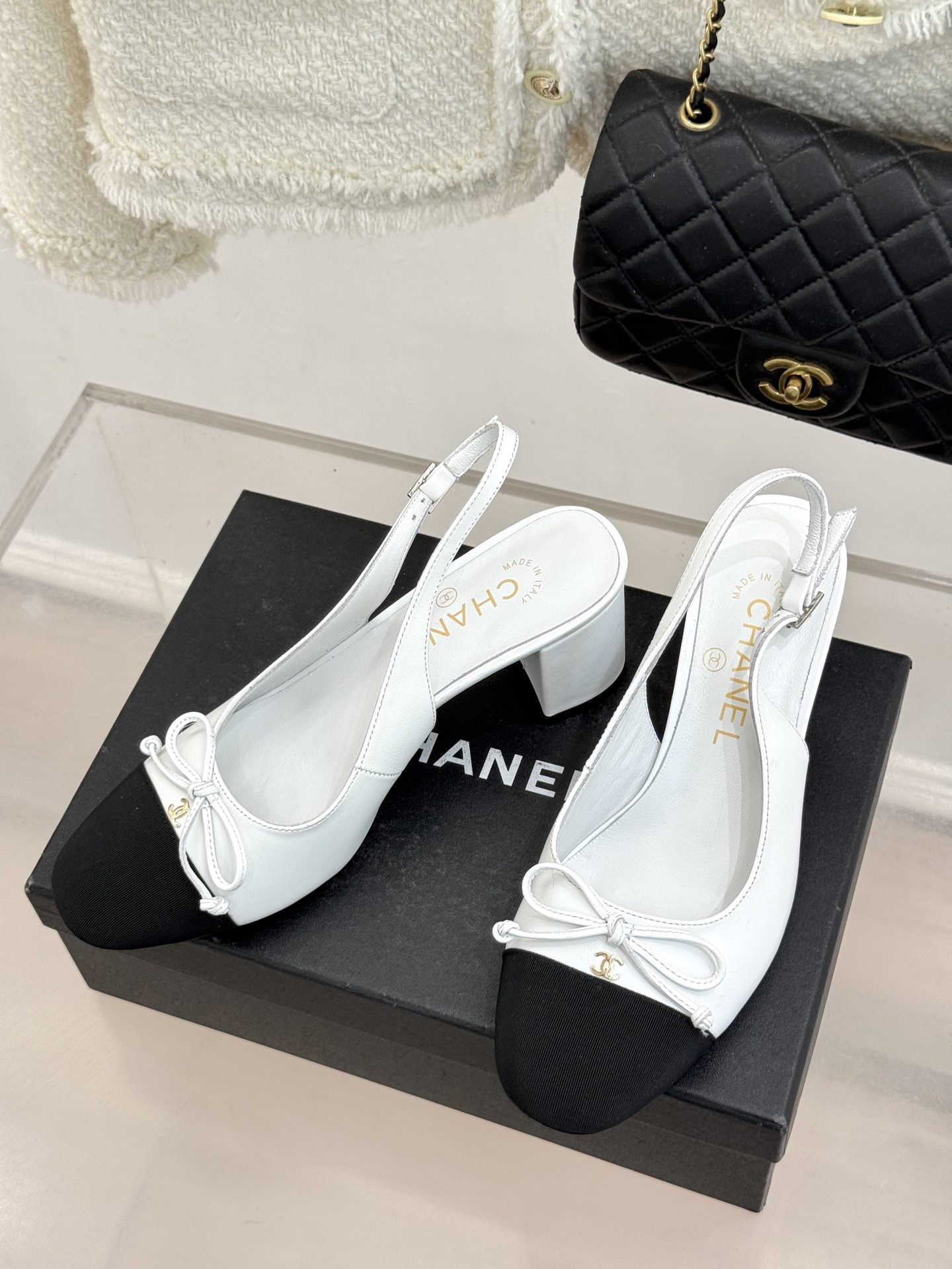 CHANE*｜小香经典双C蝴蝶结拼色圆头粗跟凉鞋揉合法式浪漫与品牌经典格调这款拼色凉鞋解锁夏日优雅新姿。