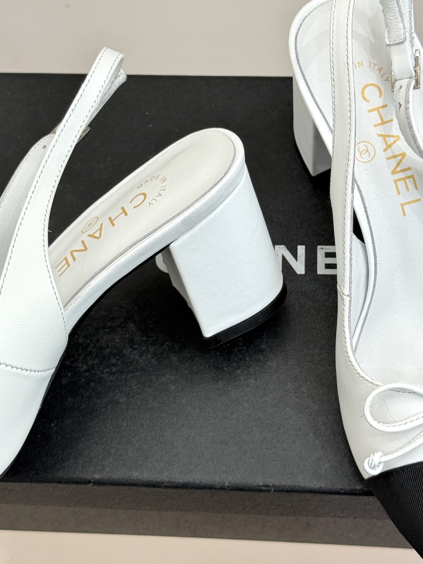 CHANE*｜小香经典双C蝴蝶结拼色圆头粗跟凉鞋揉合法式浪漫与品牌经典格调这款拼色凉鞋解锁夏日优雅新姿。