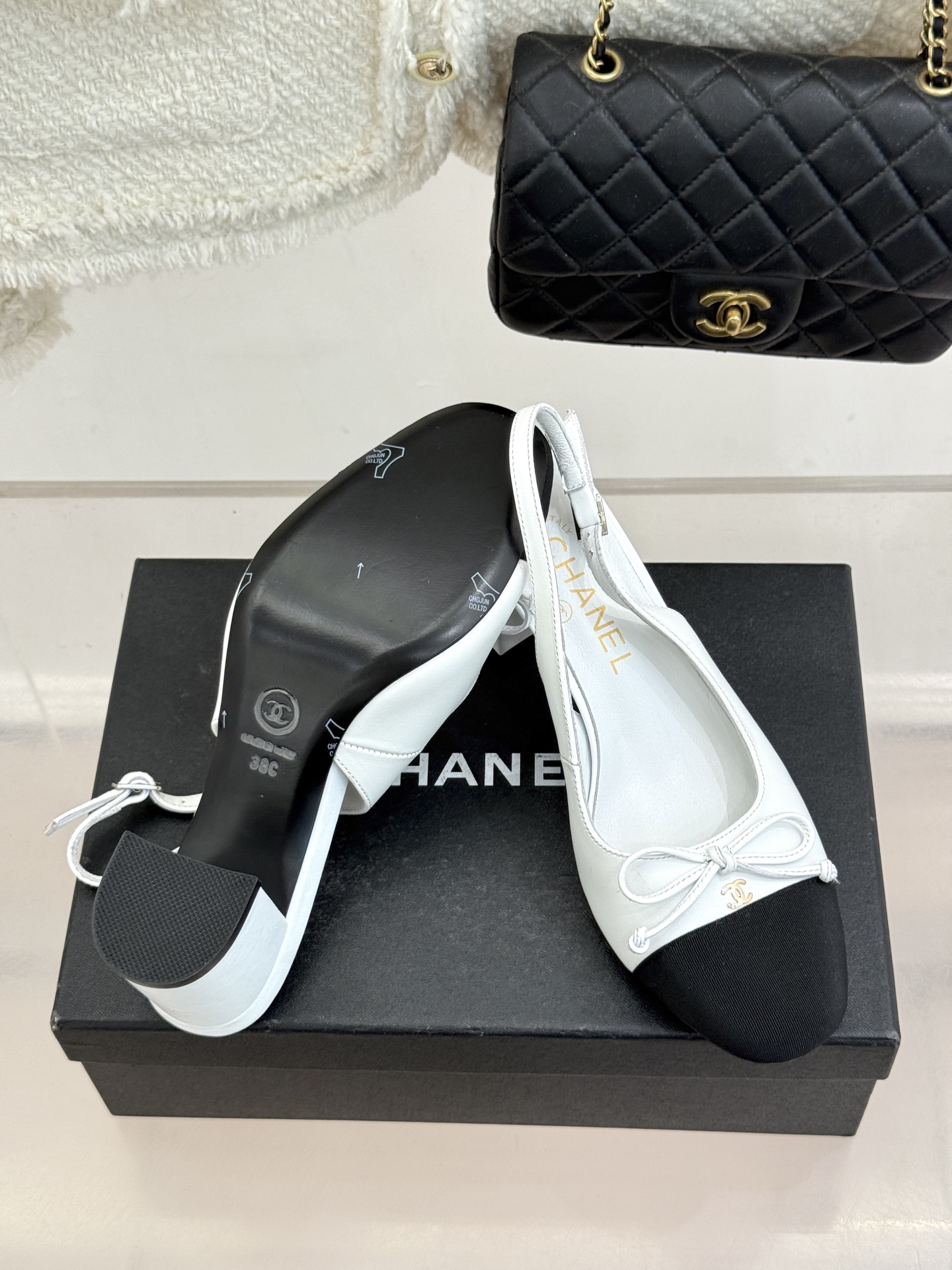 CHANE*｜小香经典双C蝴蝶结拼色圆头粗跟凉鞋揉合法式浪漫与品牌经典格调这款拼色凉鞋解锁夏日优雅新姿。