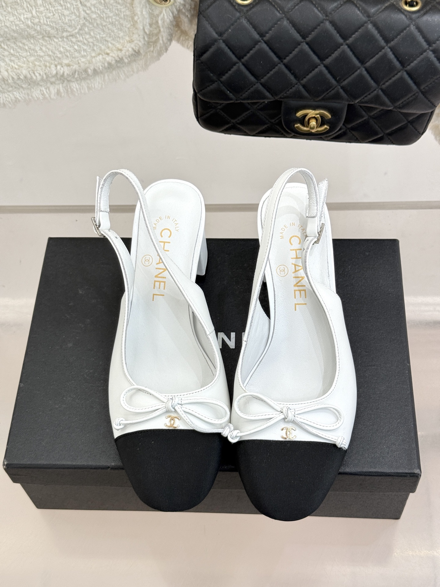 CHANE*｜小香经典双C蝴蝶结拼色圆头粗跟凉鞋揉合法式浪漫与品牌经典格调这款拼色凉鞋解锁夏日优雅新姿。