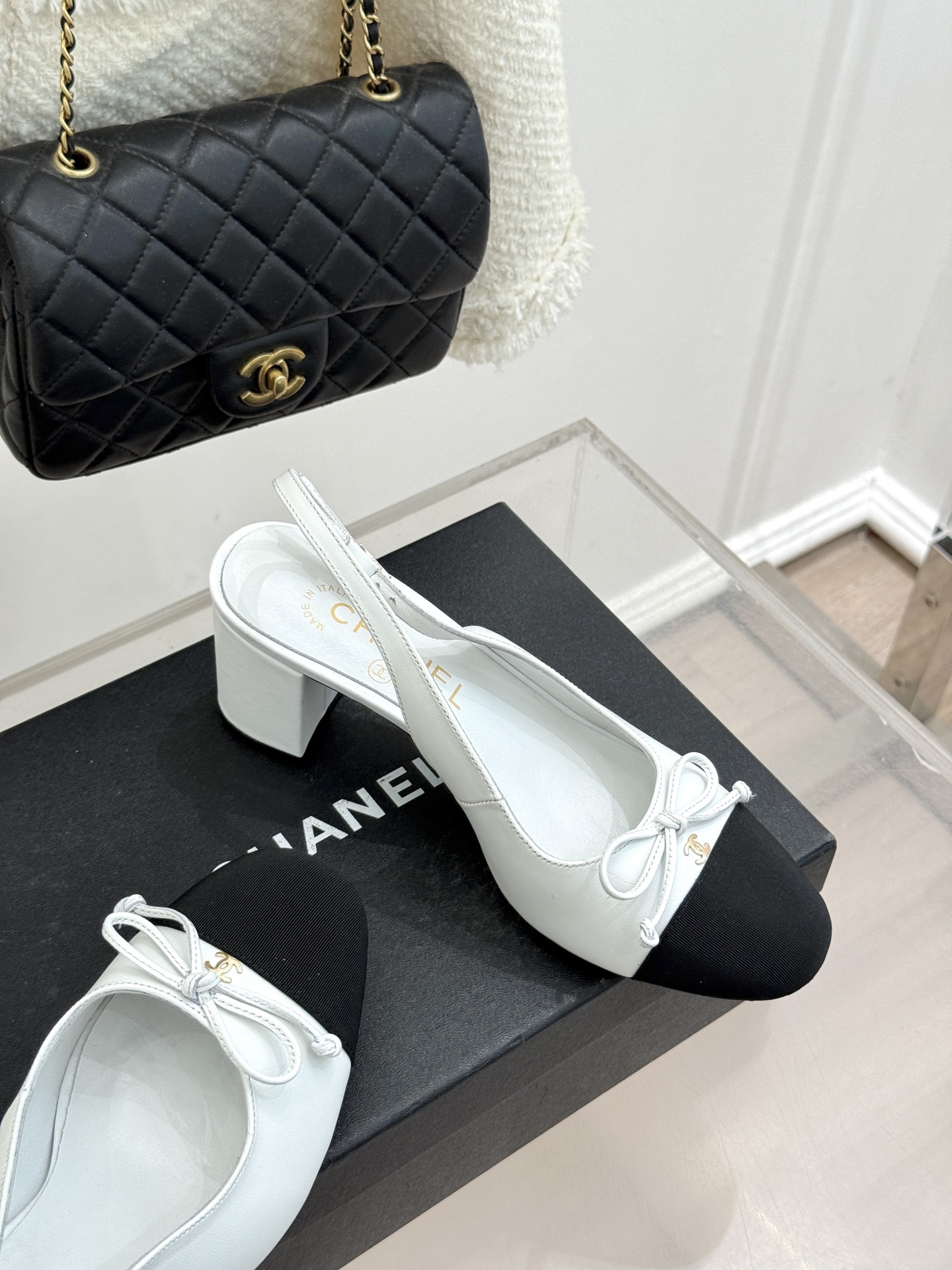 CHANE*｜小香经典双C蝴蝶结拼色圆头粗跟凉鞋揉合法式浪漫与品牌经典格调这款拼色凉鞋解锁夏日优雅新姿。