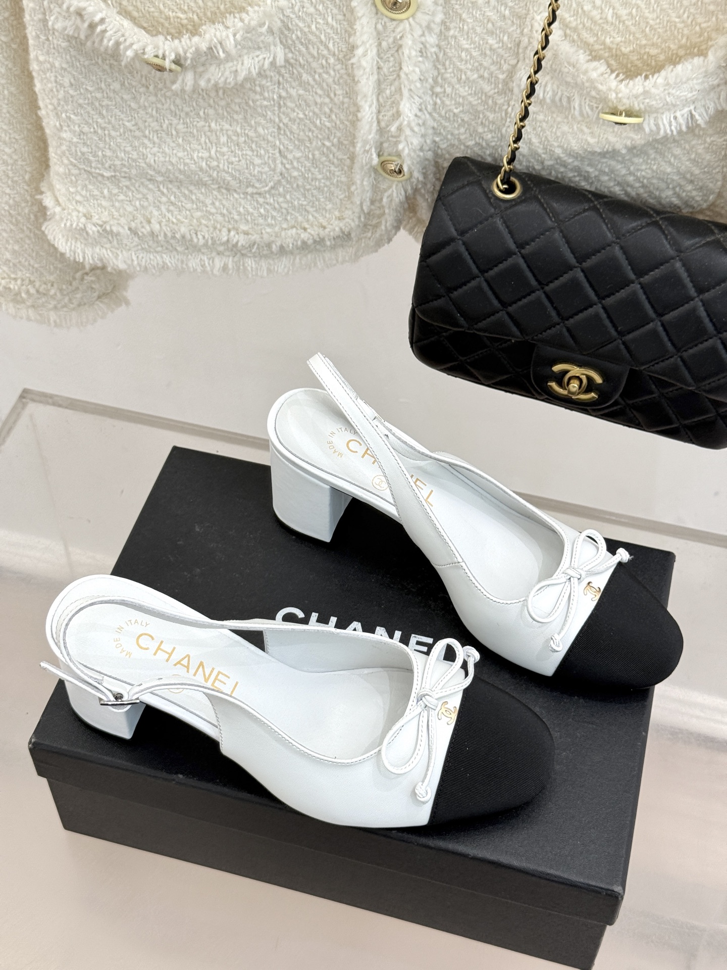 CHANE*｜小香经典双C蝴蝶结拼色圆头粗跟凉鞋揉合法式浪漫与品牌经典格调这款拼色凉鞋解锁夏日优雅新姿。