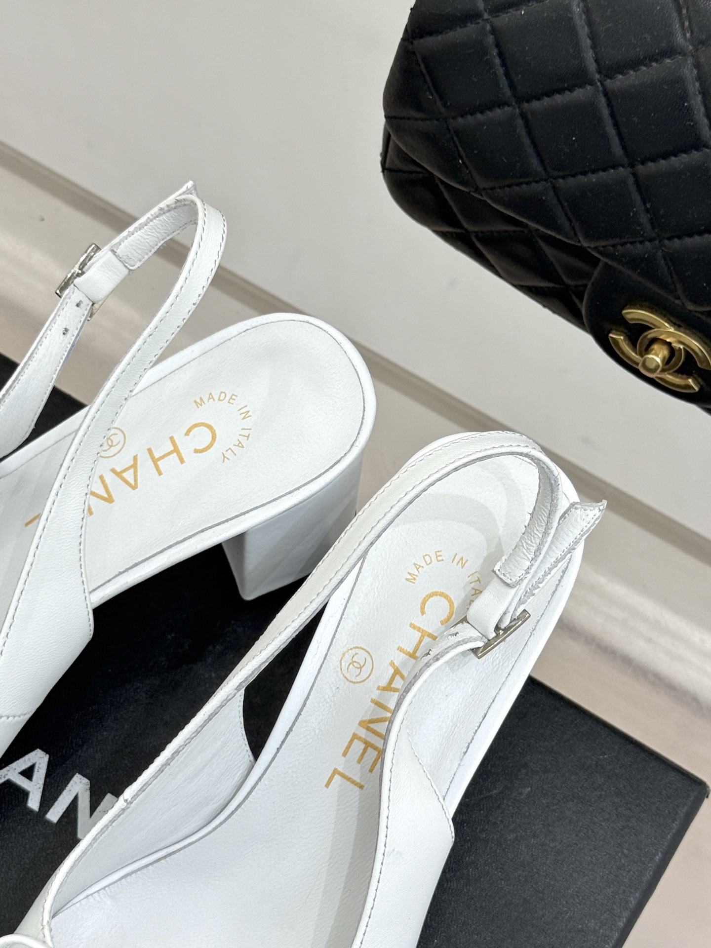 CHANE*｜小香经典双C蝴蝶结拼色圆头粗跟凉鞋揉合法式浪漫与品牌经典格调这款拼色凉鞋解锁夏日优雅新姿。