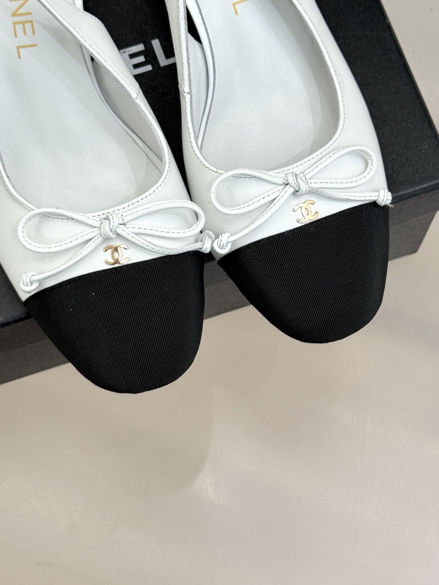 CHANE*｜小香经典双C蝴蝶结拼色圆头粗跟凉鞋揉合法式浪漫与品牌经典格调这款拼色凉鞋解锁夏日优雅新姿。