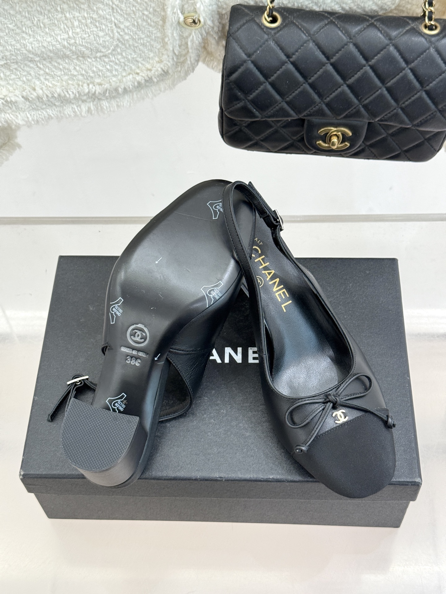 CHANE*｜小香经典双C蝴蝶结拼色圆头粗跟凉鞋揉合法式浪漫与品牌经典格调这款拼色凉鞋解锁夏日优雅新姿。