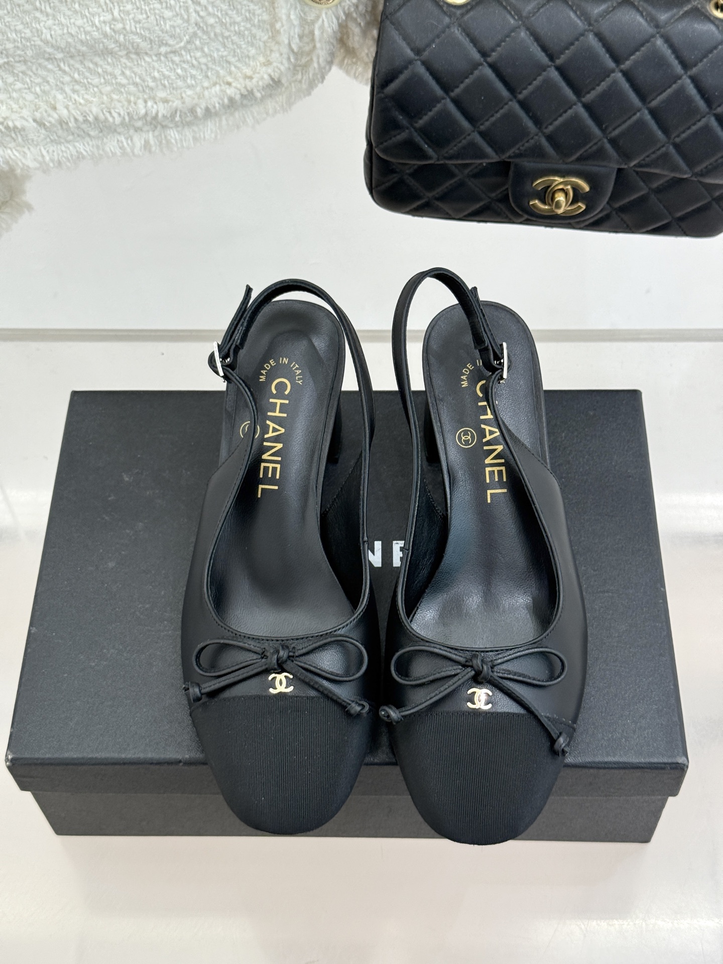 CHANE*｜小香经典双C蝴蝶结拼色圆头粗跟凉鞋揉合法式浪漫与品牌经典格调这款拼色凉鞋解锁夏日优雅新姿。