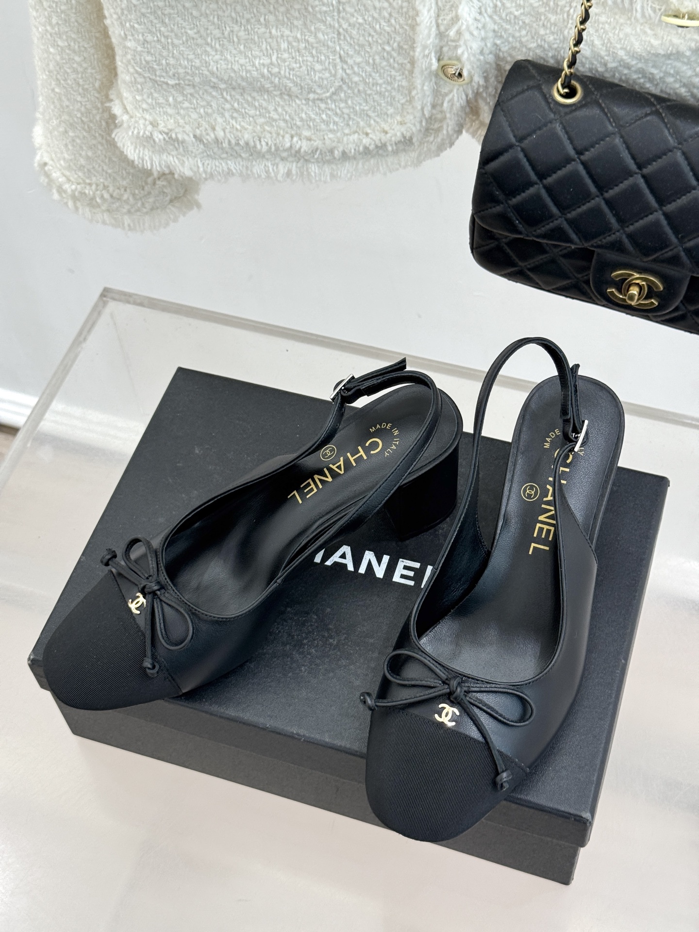 CHANE*｜小香经典双C蝴蝶结拼色圆头粗跟凉鞋揉合法式浪漫与品牌经典格调这款拼色凉鞋解锁夏日优雅新姿。