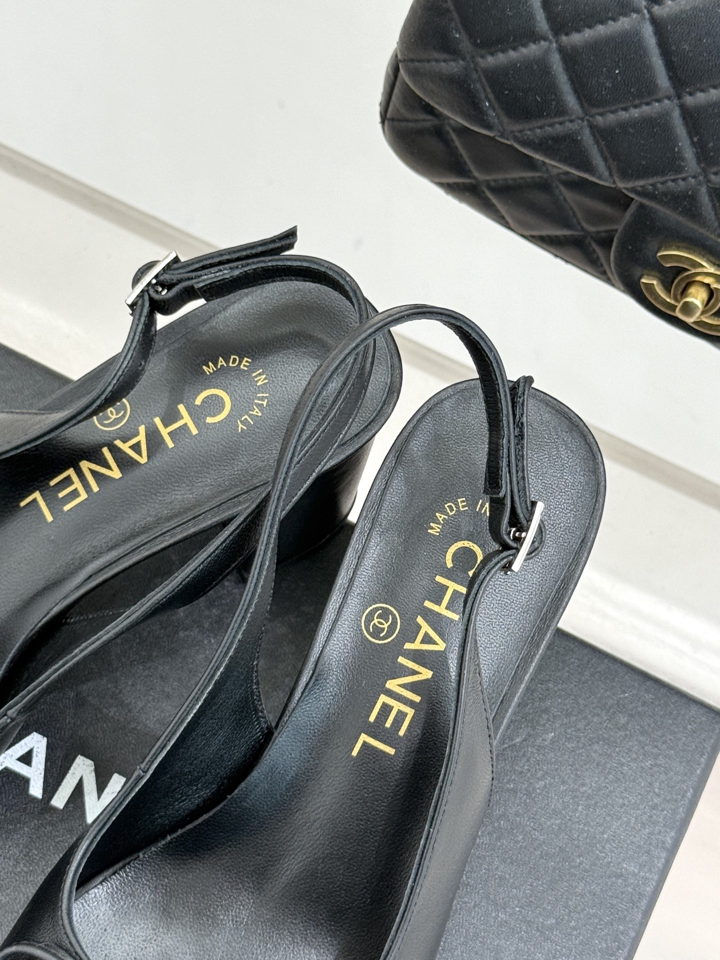 CHANE*｜小香经典双C蝴蝶结拼色圆头粗跟凉鞋揉合法式浪漫与品牌经典格调这款拼色凉鞋解锁夏日优雅新姿。