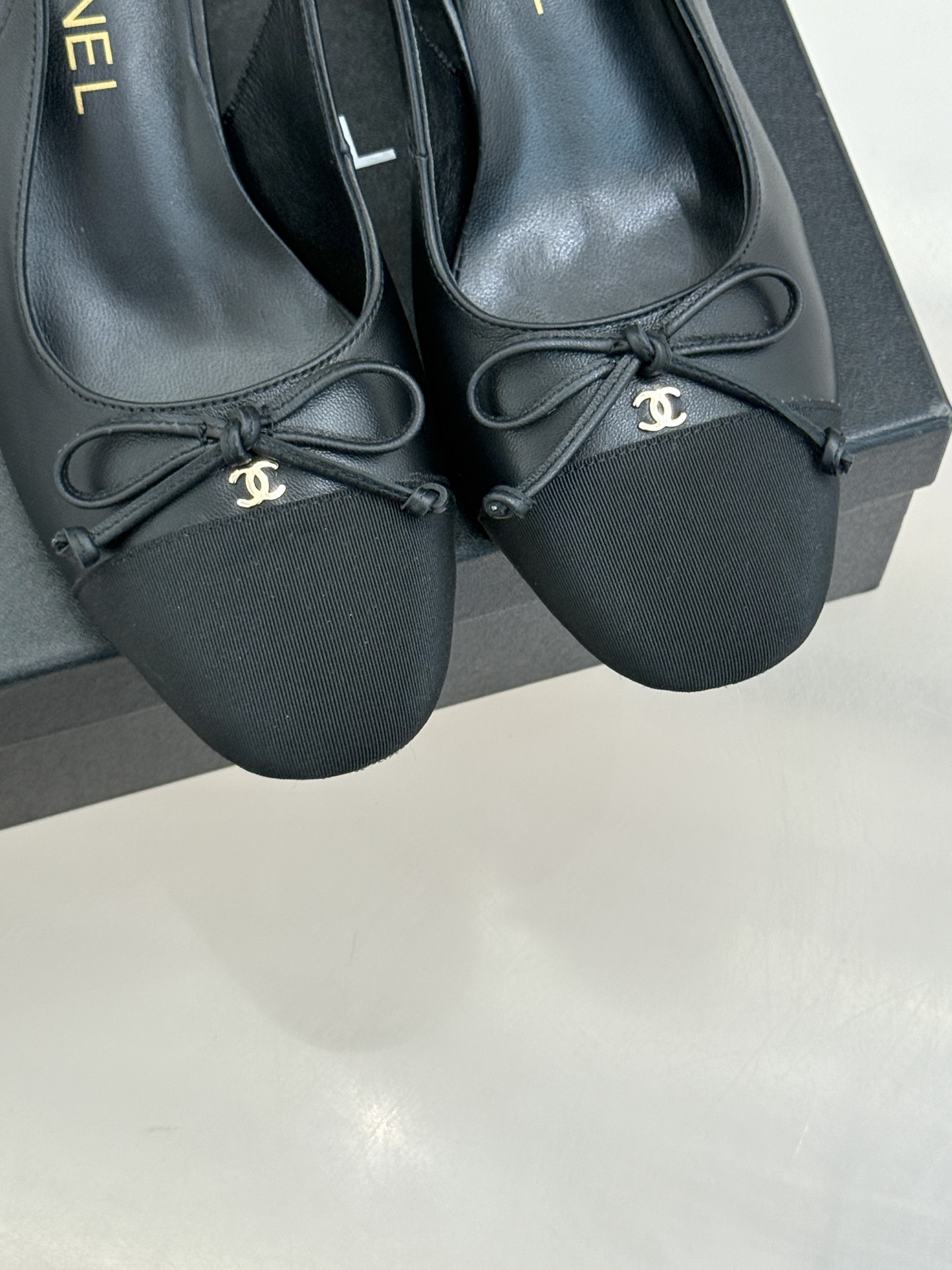 CHANE*｜小香经典双C蝴蝶结拼色圆头粗跟凉鞋揉合法式浪漫与品牌经典格调这款拼色凉鞋解锁夏日优雅新姿。