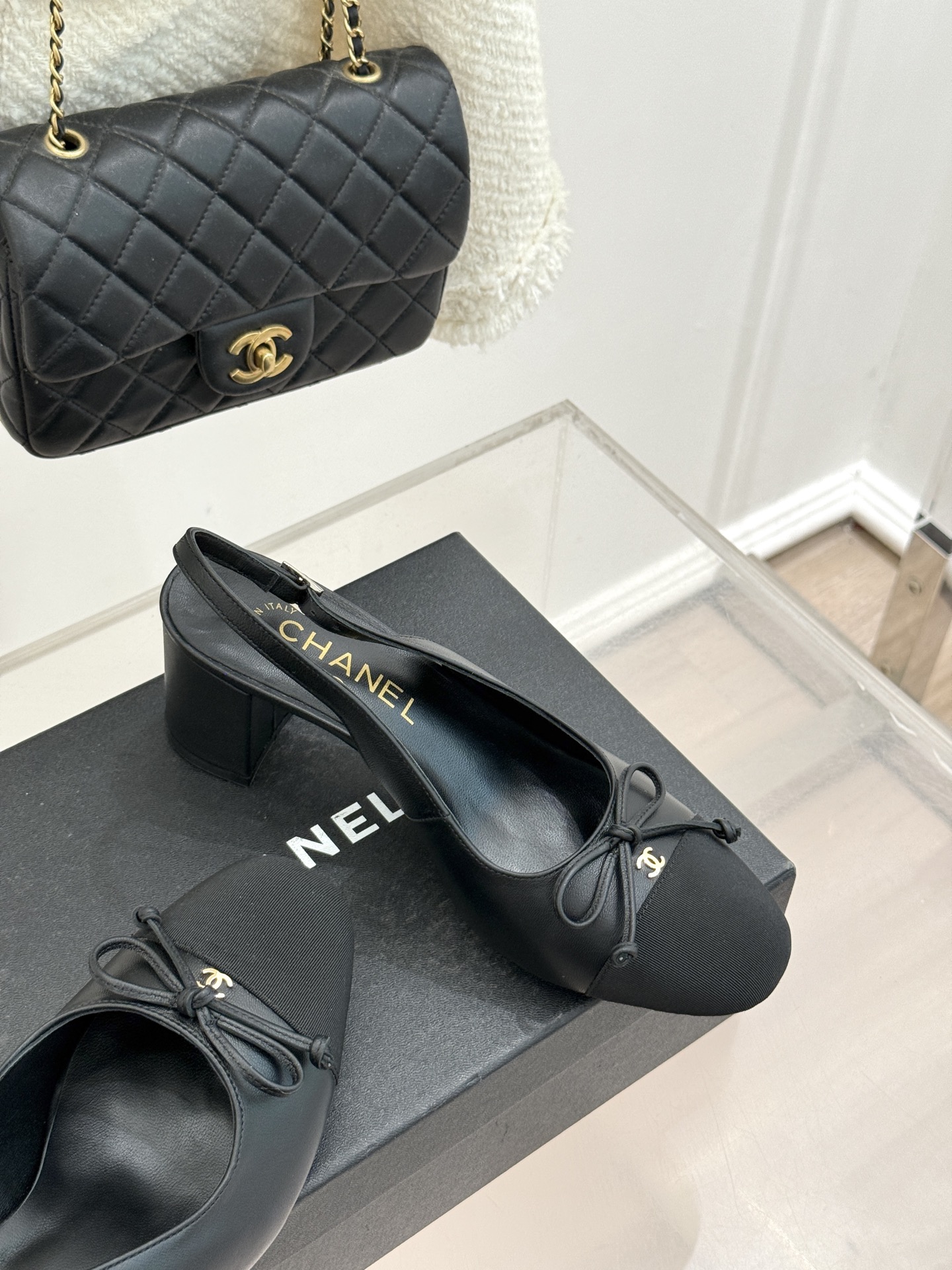 CHANE*｜小香经典双C蝴蝶结拼色圆头粗跟凉鞋揉合法式浪漫与品牌经典格调这款拼色凉鞋解锁夏日优雅新姿。