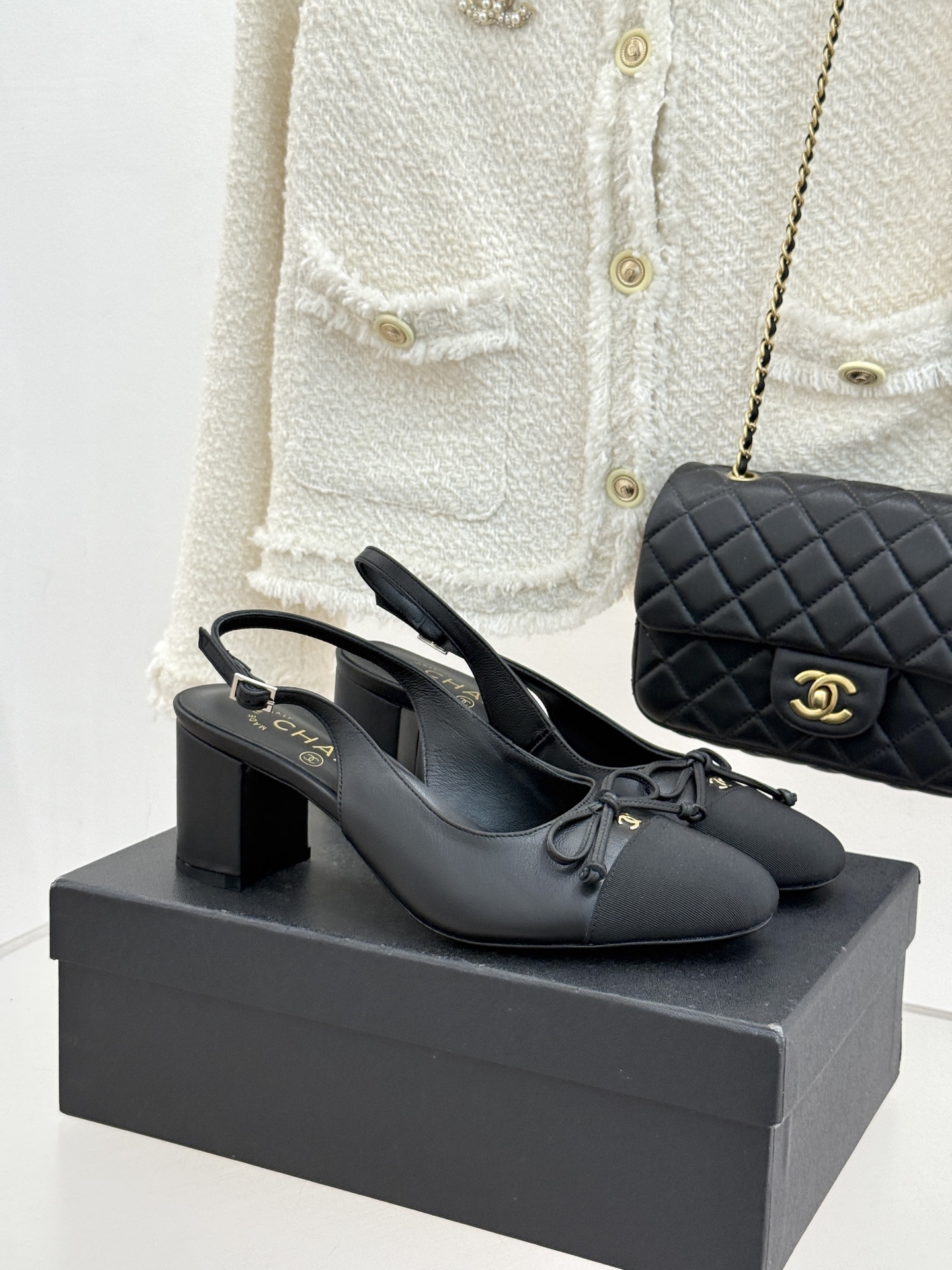 NO:781640,CHANE*｜Xiao Xiang's classic double C bow color matching round toe thick heel sandals combine French romance and the brand's classic style. This color matching sandal unlocks a new look of summer elegance. The gentle and soft round toe shape accommodates the foot shape and modifies the foot line. It fits and does not press the toes. The contrasting color upper has distinct layers and collides with a retro fashionable charm. The delicate bow on the shoe body is superimposed with the metal Double C logo. It has both sweet charm and high-end texture. The thick heel design is stable and cushioning.  Walk calmly and without burden. The elegant design is suitable for various scenes. It is gentle and gentle when paired with skirts. The combination is simple and elegant for commuting. It freezes the unique and timeless modern charm of Xiaoxiang. The fabric is made of original customized materials. The inner toes are all silk sheepskin. The Italian imported leather outsole size 35-39 (customized 40/41) No. 86220260415, high-heeled sandals, chanel, sandals, high  heels,skirts,sheepskin,Leather soles19860909CHANE*｜小香经典双C蝴蝶结拼色 圆头粗跟凉鞋 揉合法式浪漫与品牌经典格调 这款拼色凉鞋解锁夏日优雅新姿. 温润柔和的圆头版型包容脚型 修饰足部线条 贴合且不压趾. 撞色鞋面层次分明 碰撞出复古时髦韵味. 鞋身精致蝴蝶结 叠加金属双C标识 甜美元气与高级质感兼具. 粗跟设计稳踏缓震 步履从容无负担. 优雅设计适配多类场景 搭配裙装温柔温婉 组合通勤穿搭简约贵气 定格小香独有的隽永摩登魅力. 面料采用原版定制材质 内里踮脚均为丝绸羊皮 意大利进口真皮大底 size35-39（40/41定制） 编号86220260415,高跟鞋凉鞋,chanel,sandals,high heels,skirts,sheepskin,Leather soles,Women's Shoes