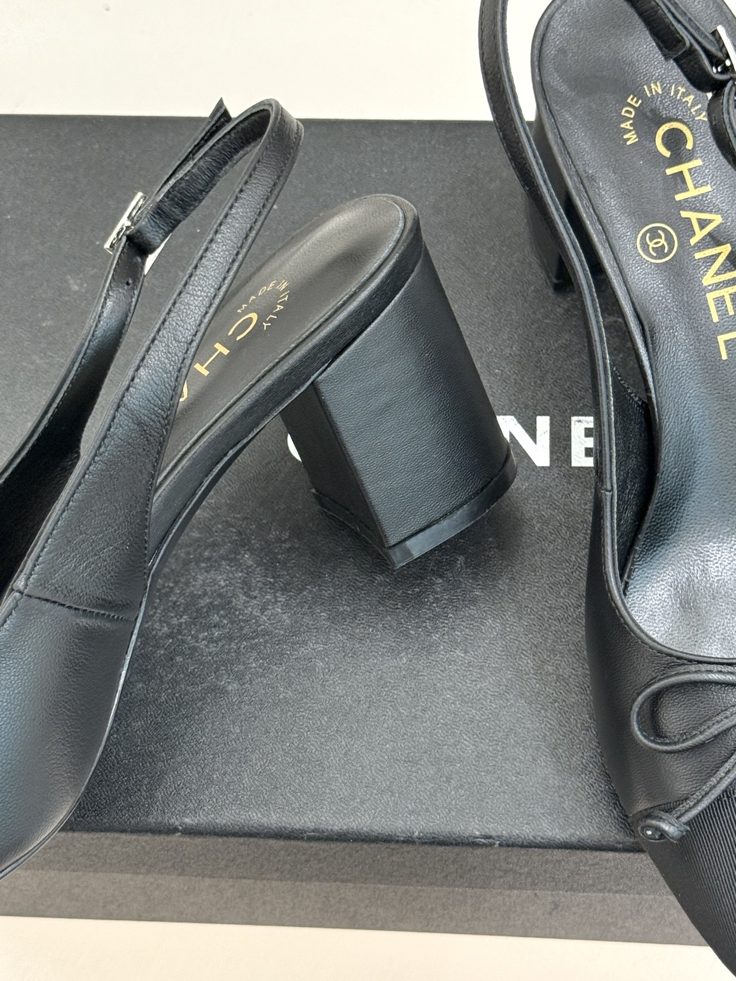 CHANE*｜小香经典双C蝴蝶结拼色圆头粗跟凉鞋揉合法式浪漫与品牌经典格调这款拼色凉鞋解锁夏日优雅新姿。