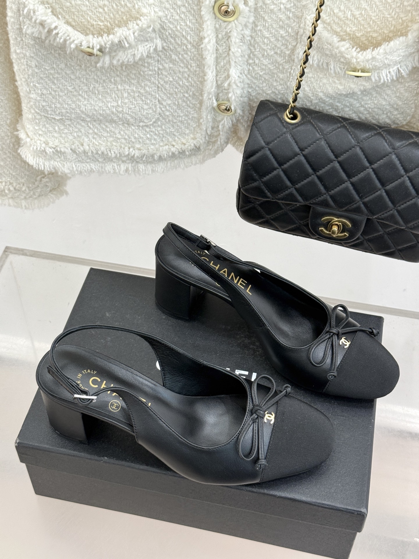 CHANE*｜小香经典双C蝴蝶结拼色圆头粗跟凉鞋揉合法式浪漫与品牌经典格调这款拼色凉鞋解锁夏日优雅新姿。