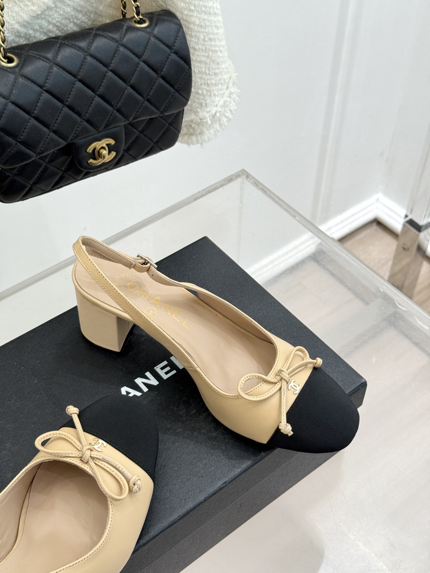 CHANE*｜小香经典双C蝴蝶结拼色圆头粗跟凉鞋揉合法式浪漫与品牌经典格调这款拼色凉鞋解锁夏日优雅新姿。