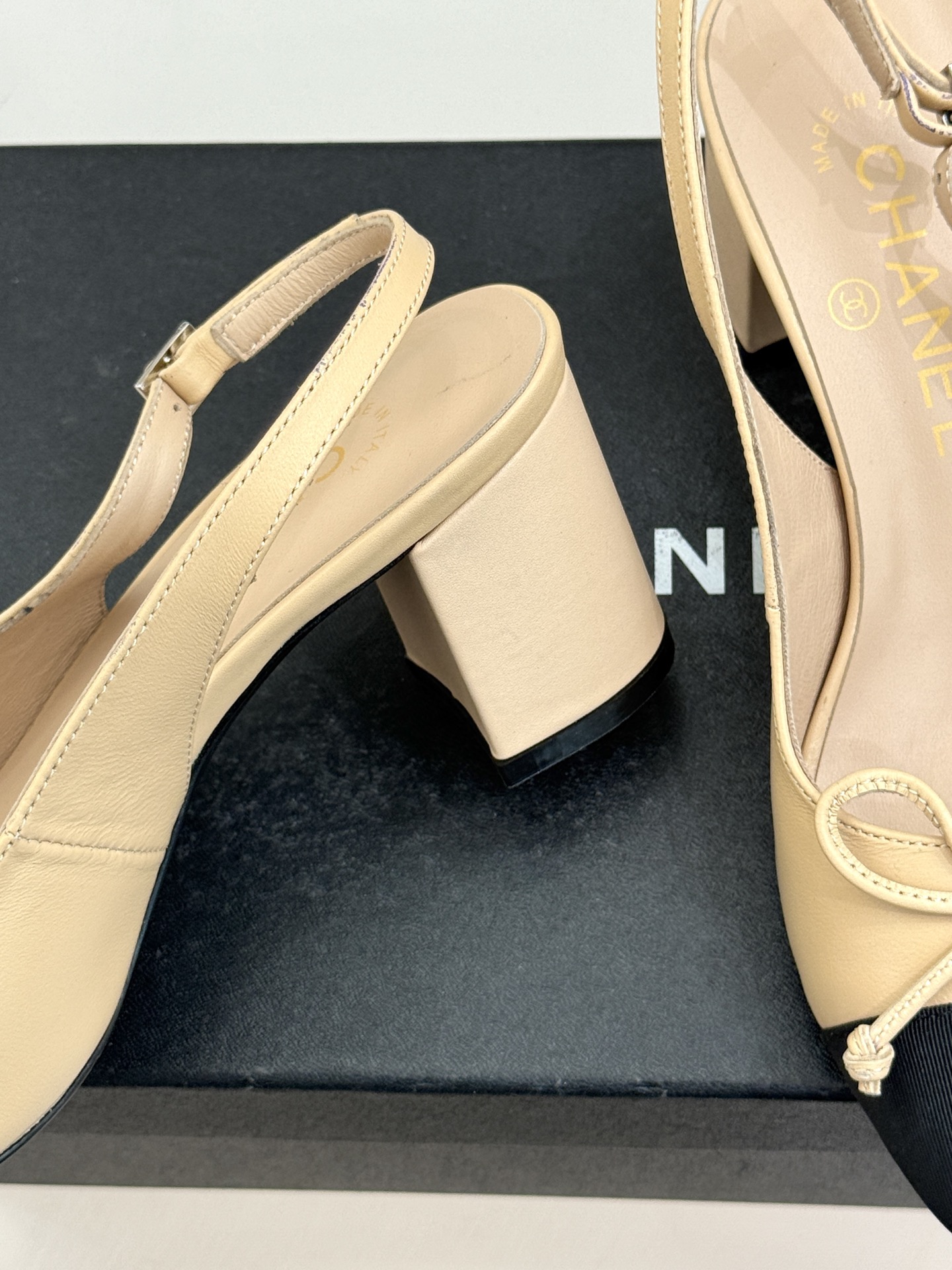 CHANE*｜小香经典双C蝴蝶结拼色圆头粗跟凉鞋揉合法式浪漫与品牌经典格调这款拼色凉鞋解锁夏日优雅新姿。