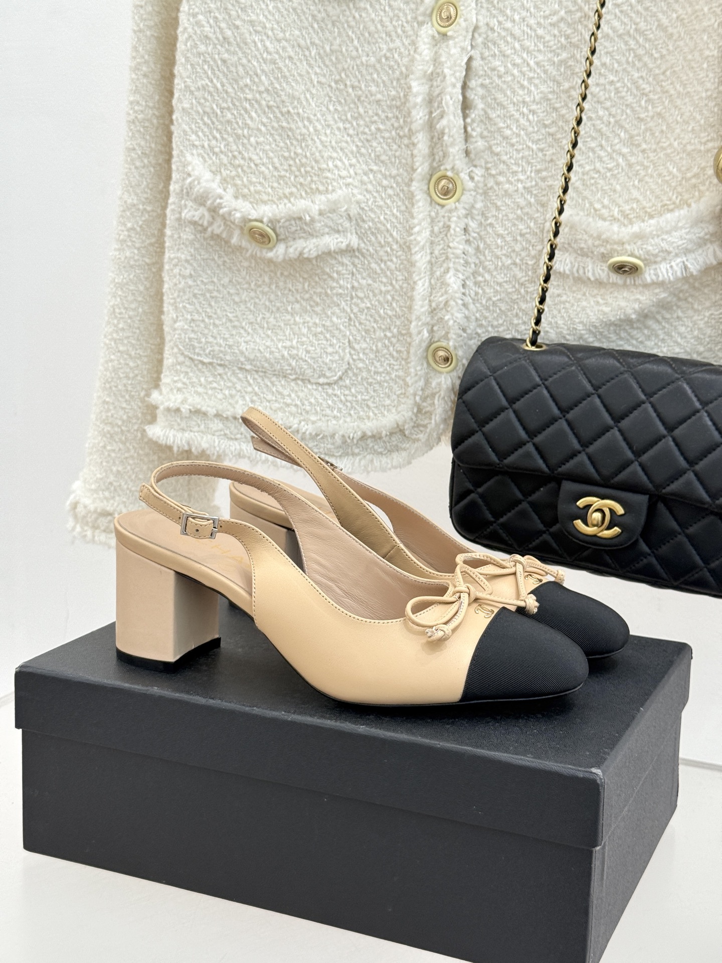 NO:782966,CHANE*｜Xiao Xiang's classic double C bow color matching round toe thick heel sandals combine French romance and the brand's classic style. This color matching sandal unlocks a new look of summer elegance. The gentle and soft round toe shape accommodates the foot shape and modifies the foot line. It fits and does not press the toes. The contrasting color upper has distinct layers and collides with a retro fashionable charm. The delicate bow on the shoe body is superimposed with the metal Double C logo. It has both sweet charm and high-end texture. The thick heel design is stable and cushioning.  Walk calmly and without burden. The elegant design is suitable for various scenes. It is gentle and gentle when paired with skirts. It is simple and elegant when combined with commuting. It freezes the unique and timeless modern charm of Xiaoxiang. The fabric is made of original customized materials. The inner toes are made of silk sheepskin. The leather outsole imported from Italy size 35-39 (customized 40/41)  No. 86220260415,sandals,chanel,sandals,skirts,sheepskin,Leather soles19860909CHANE*｜小香经典双C蝴蝶结拼色 圆头粗跟凉鞋 揉合法式浪漫与品牌经典格调 这款拼色凉鞋解锁夏日优雅新姿. 温润柔和的圆头版型包容脚型 修饰足部线条 贴合且不压趾. 撞色鞋面层次分明 碰撞出复古时髦韵味. 鞋身精致蝴蝶结 叠加金属双C标识 甜美元气与高级质感兼具. 粗跟设计稳踏缓震 步履从容无负担. 优雅设计适配多类场景 搭配裙装温柔温婉 组合通勤穿搭简约贵气 定格小香独有的隽永摩登魅力. 面料采用原版定制材质 内里踮脚均为丝绸羊皮 意大利进口真皮大底 size35-39（40/41定制） 编号86220260415,凉鞋,chanel,sandals,skirts,sheepskin,Leather soles,Women's Shoes