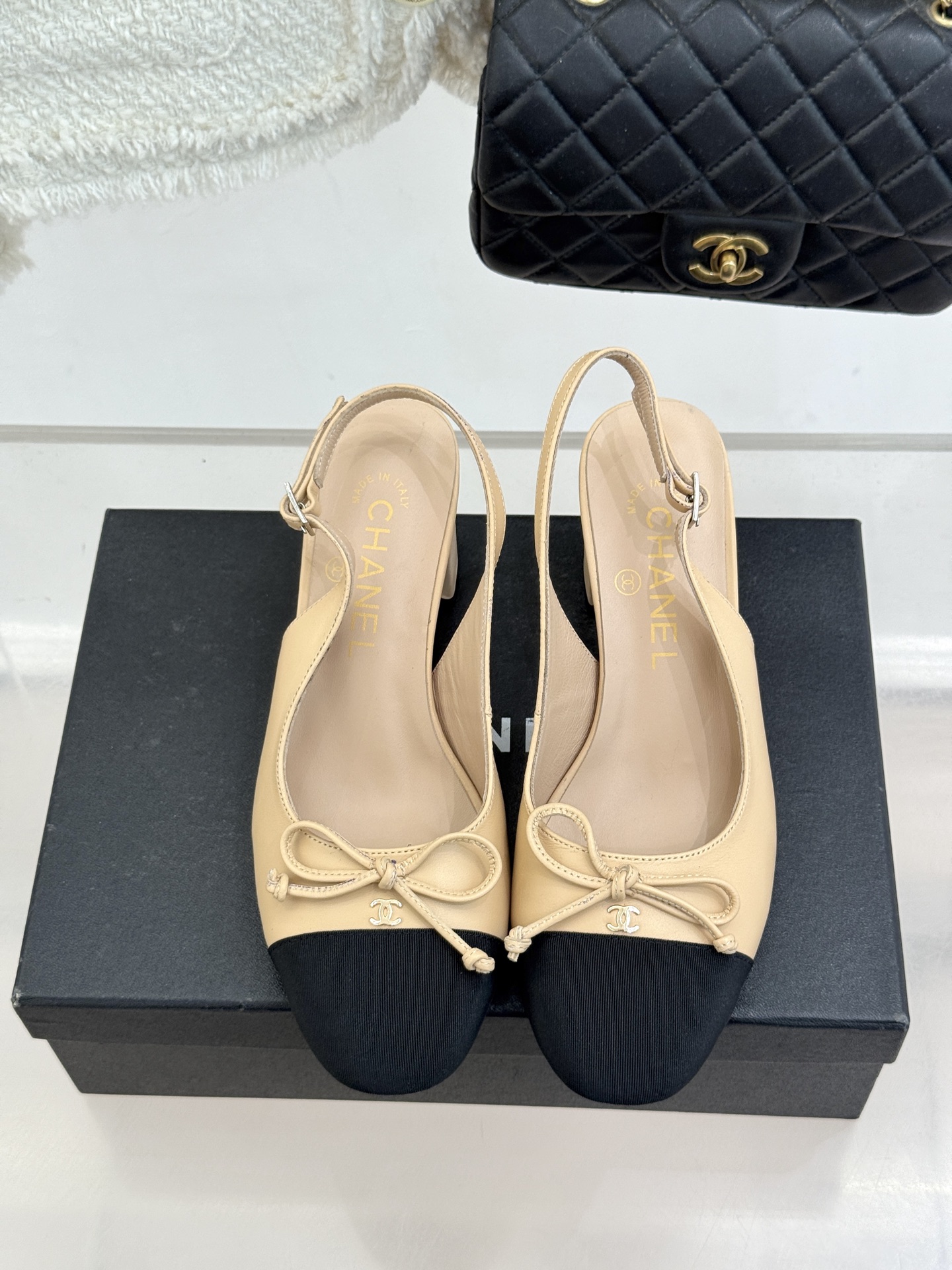 CHANE*｜小香经典双C蝴蝶结拼色圆头粗跟凉鞋揉合法式浪漫与品牌经典格调这款拼色凉鞋解锁夏日优雅新姿。