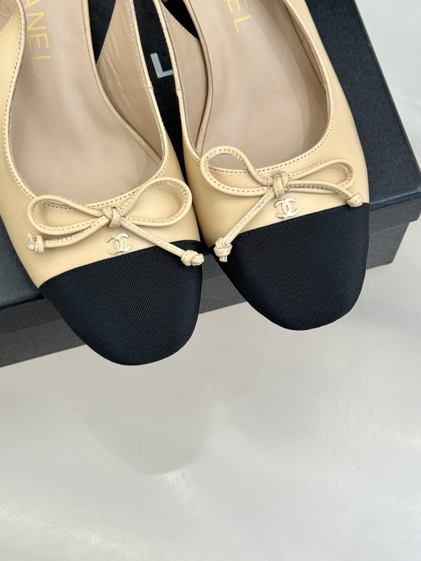 CHANE*｜小香经典双C蝴蝶结拼色圆头粗跟凉鞋揉合法式浪漫与品牌经典格调这款拼色凉鞋解锁夏日优雅新姿。