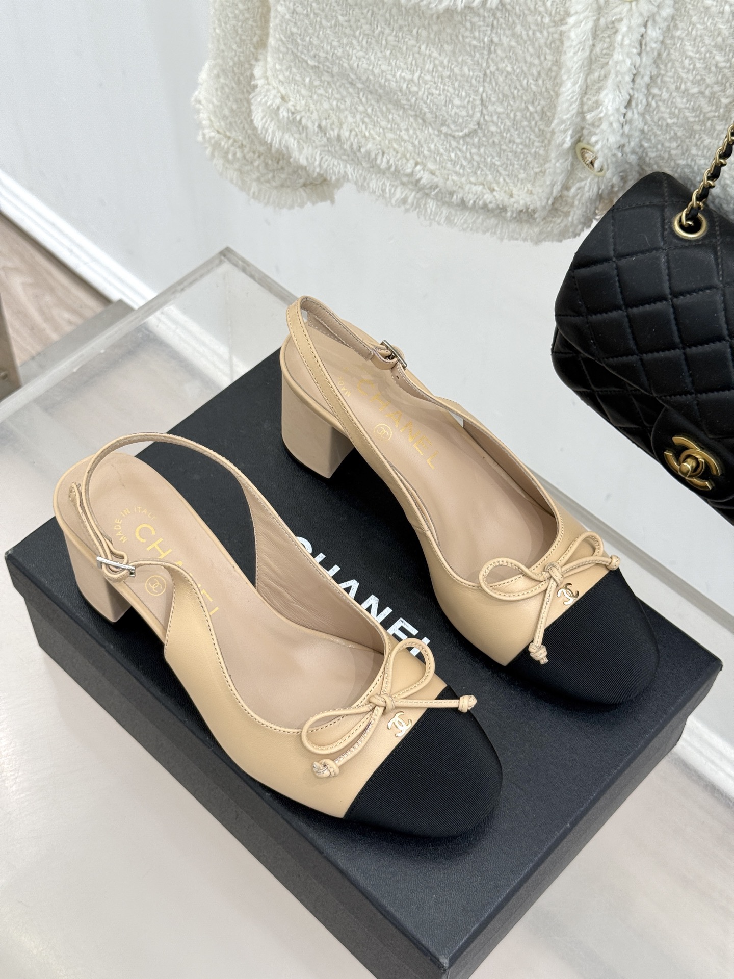 CHANE*｜小香经典双C蝴蝶结拼色圆头粗跟凉鞋揉合法式浪漫与品牌经典格调这款拼色凉鞋解锁夏日优雅新姿。