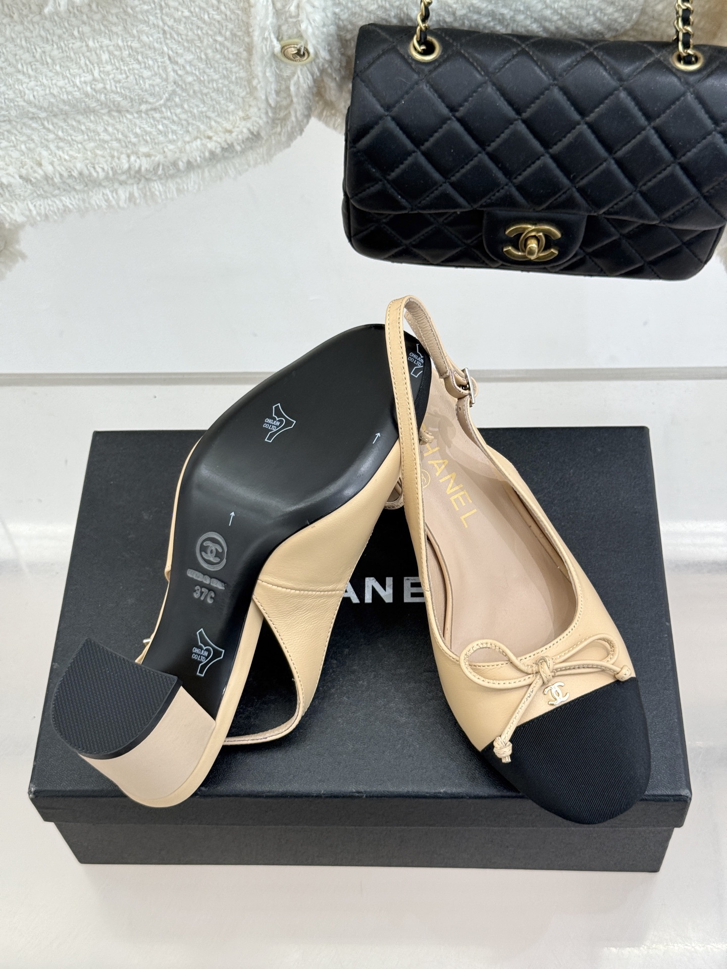 CHANE*｜小香经典双C蝴蝶结拼色圆头粗跟凉鞋揉合法式浪漫与品牌经典格调这款拼色凉鞋解锁夏日优雅新姿。