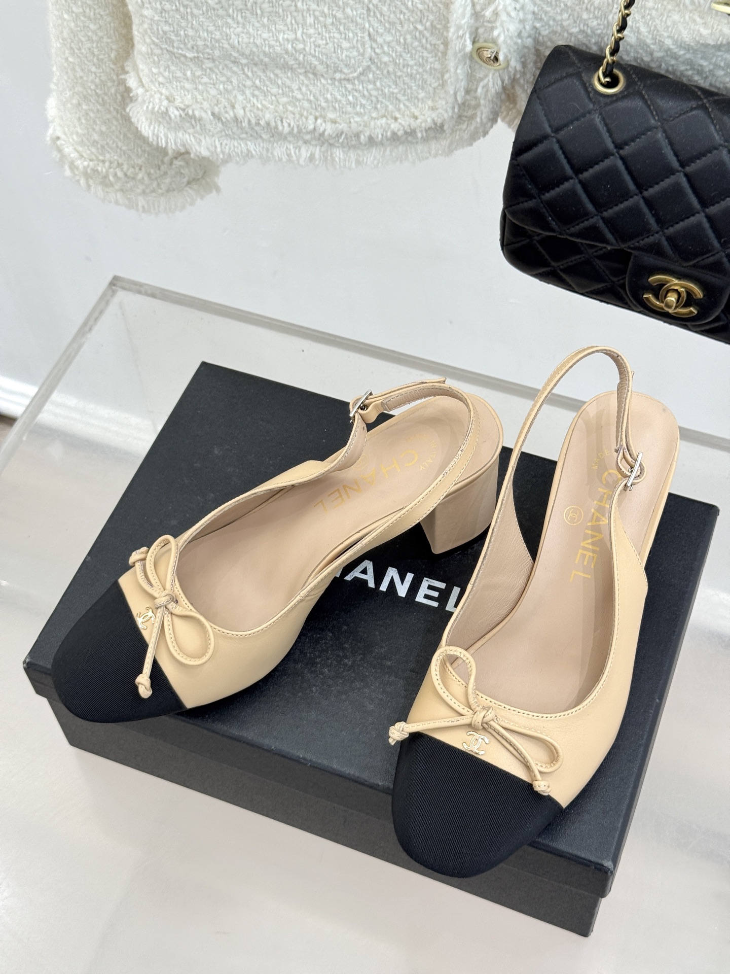 CHANE*｜小香经典双C蝴蝶结拼色圆头粗跟凉鞋揉合法式浪漫与品牌经典格调这款拼色凉鞋解锁夏日优雅新姿。