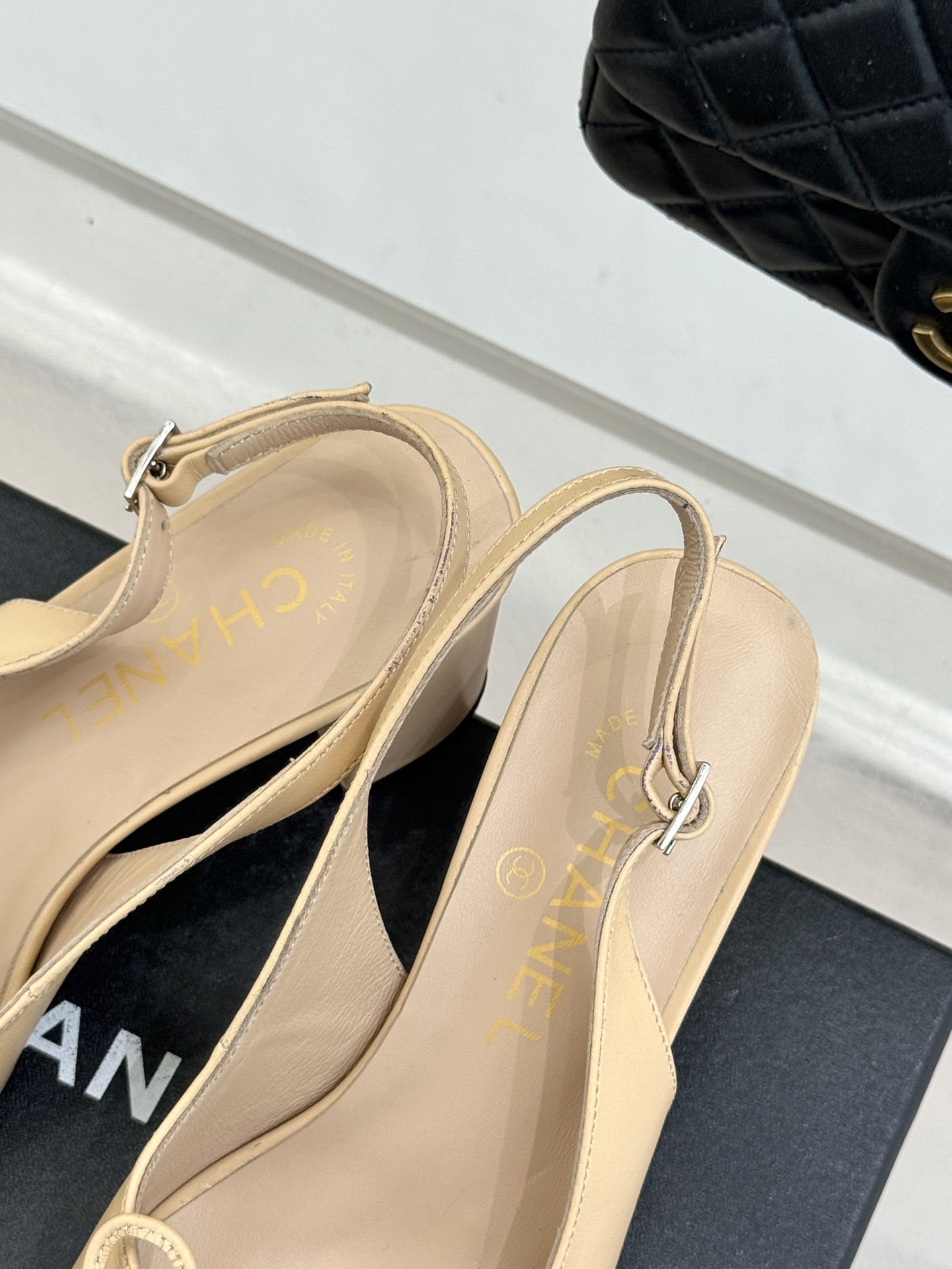 CHANE*｜小香经典双C蝴蝶结拼色圆头粗跟凉鞋揉合法式浪漫与品牌经典格调这款拼色凉鞋解锁夏日优雅新姿。