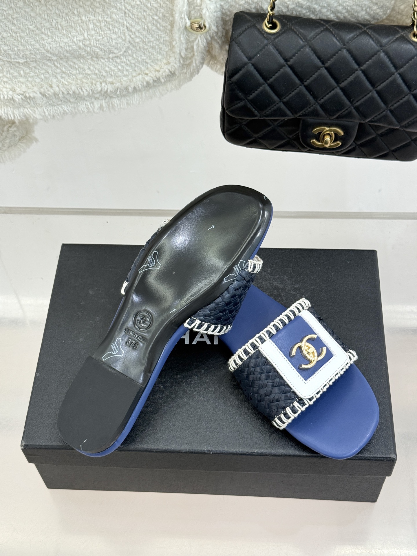 CHANE*｜小香经典编织双C翻盖拖鞋以手工编织美学诠释不费力的高级感。精选新疆长绒棉绳纯手工交织鞋面标